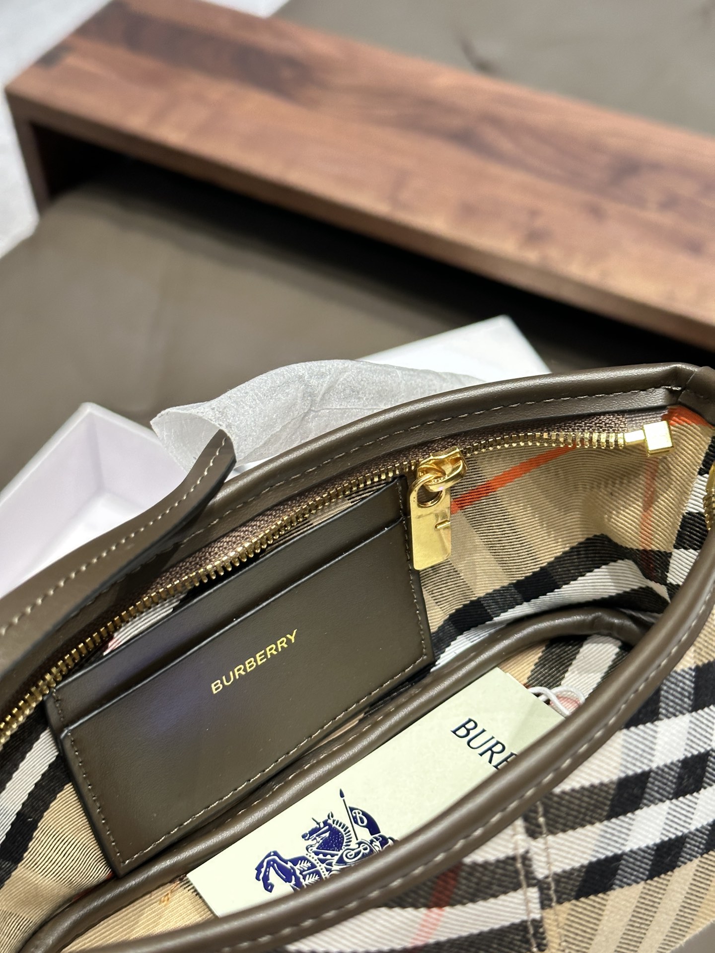 p130 Burberry女士mini腋下包新款格纹提花 Burberry女士mini腋下包新款格纹提花，代购5800,Hobo包是一款热门]的时尚单品，设计较为简约，线条流畅，呈现出一种随性、休闲的风格，可以容纳日常所需的物品，如手机、钱包、口红等。格纹的颜色和图案较为经典，容易与各种服装搭配，无论是休闲装还是正式装都能搭配出不错的效果20cm