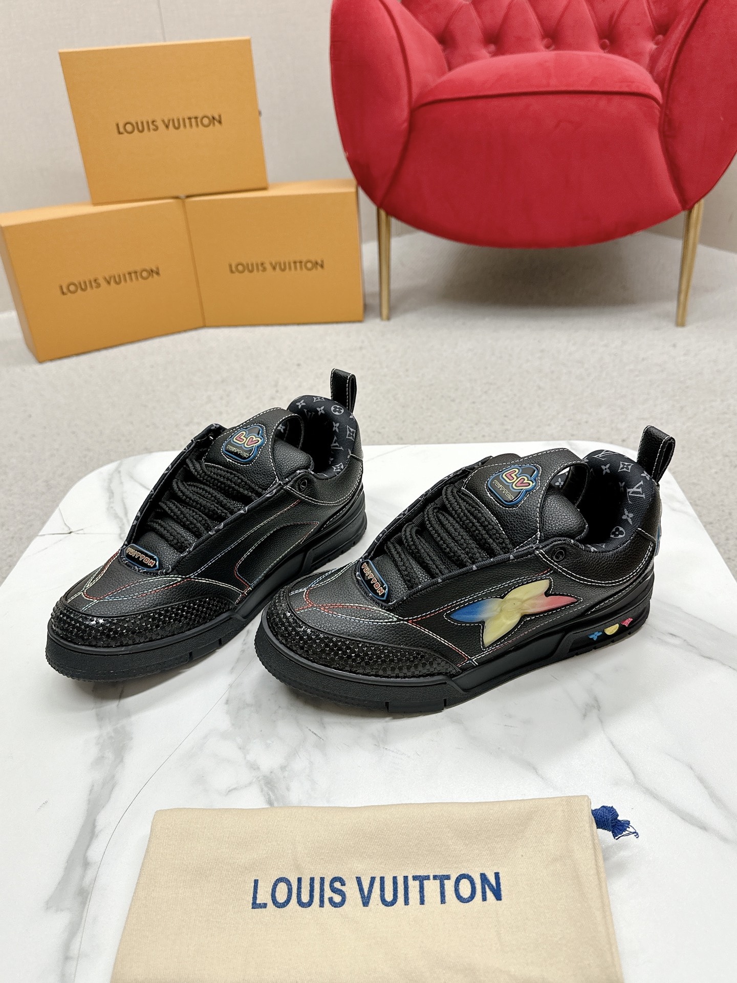 🅿️ 💰 360 Louis Vuiton&middot;路易威登🍀 🍀 LV Skate系列面包鞋-滑板鞋-篮球鞋-休闲运动鞋 顶级版本🔝原版购入开发做货👍🏻[烟花]LV Skate从2020年开始延续The View专业滑板鞋款，这种风格延续了90年代肥大的版型。设计师们添加了俏皮的元素，例如开放式网面鞋舌和向Axion、es和DC致敬的夸张鞋带。这款LVSK8运动鞋不同于典型的滑板鞋，它采用牛巴革制成，带有TPU饰边和Monogram纹理。最后，还有鞋跟和鞋舌上的logo以及侧面花卉图案。 ☑️ 面料:原版定制头层牛皮+透气网面 ☑️ 内里:原版进口透气网里 ☑️ 码数:女35-40 男39-44（女41男45.46订制 不退换）