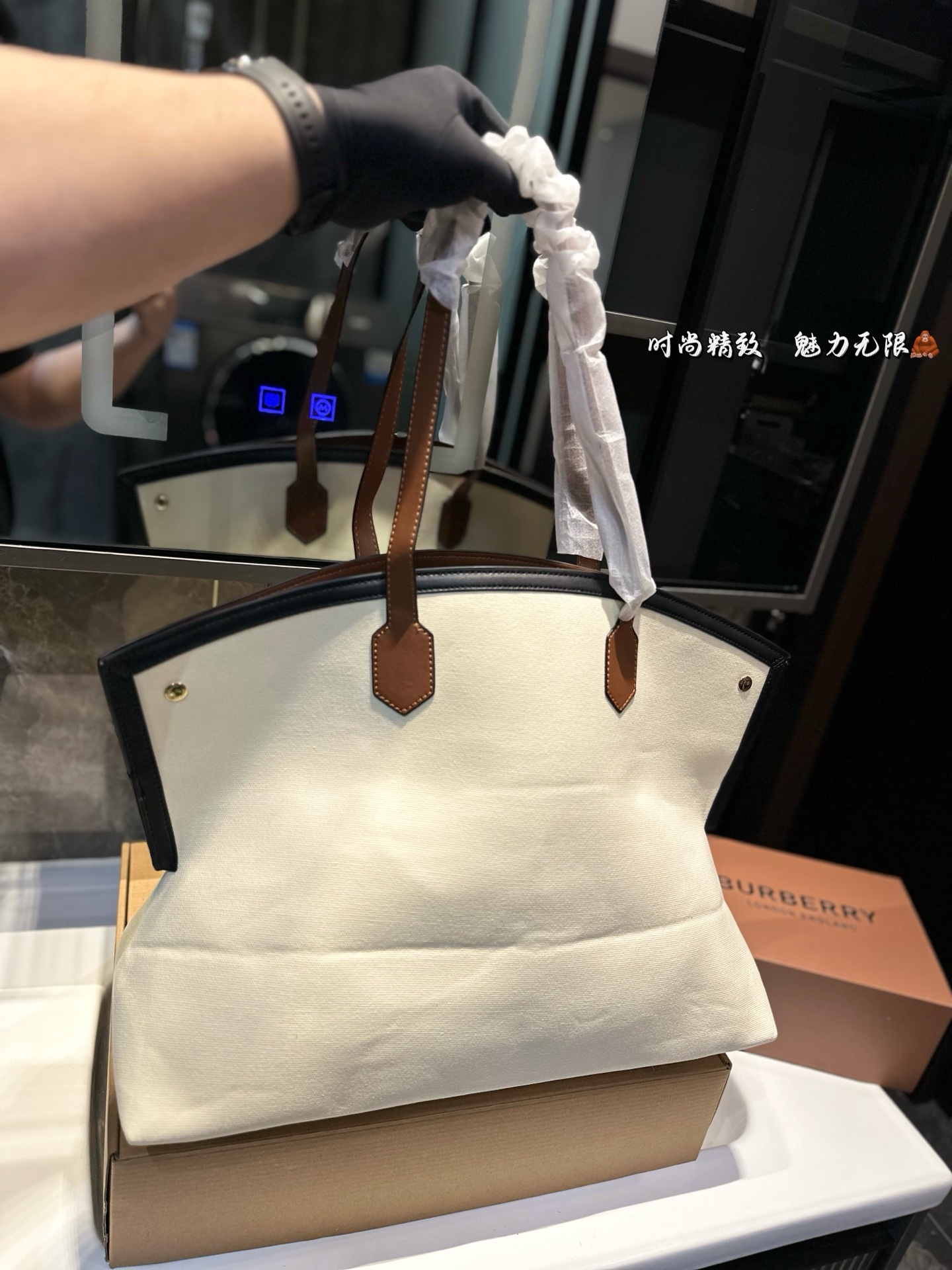 ❤️p160❤️ Burberry 2020SS托特包!!购物袋 推 荐给大家 巴宝莉大家好.推荐给大家是2020SS走秀款非常实用和百搭.相对很多托特包来说.这个款满轻便又耐用的一款! 太喜欢这个款式啦 推荐自留 尺寸 45 33