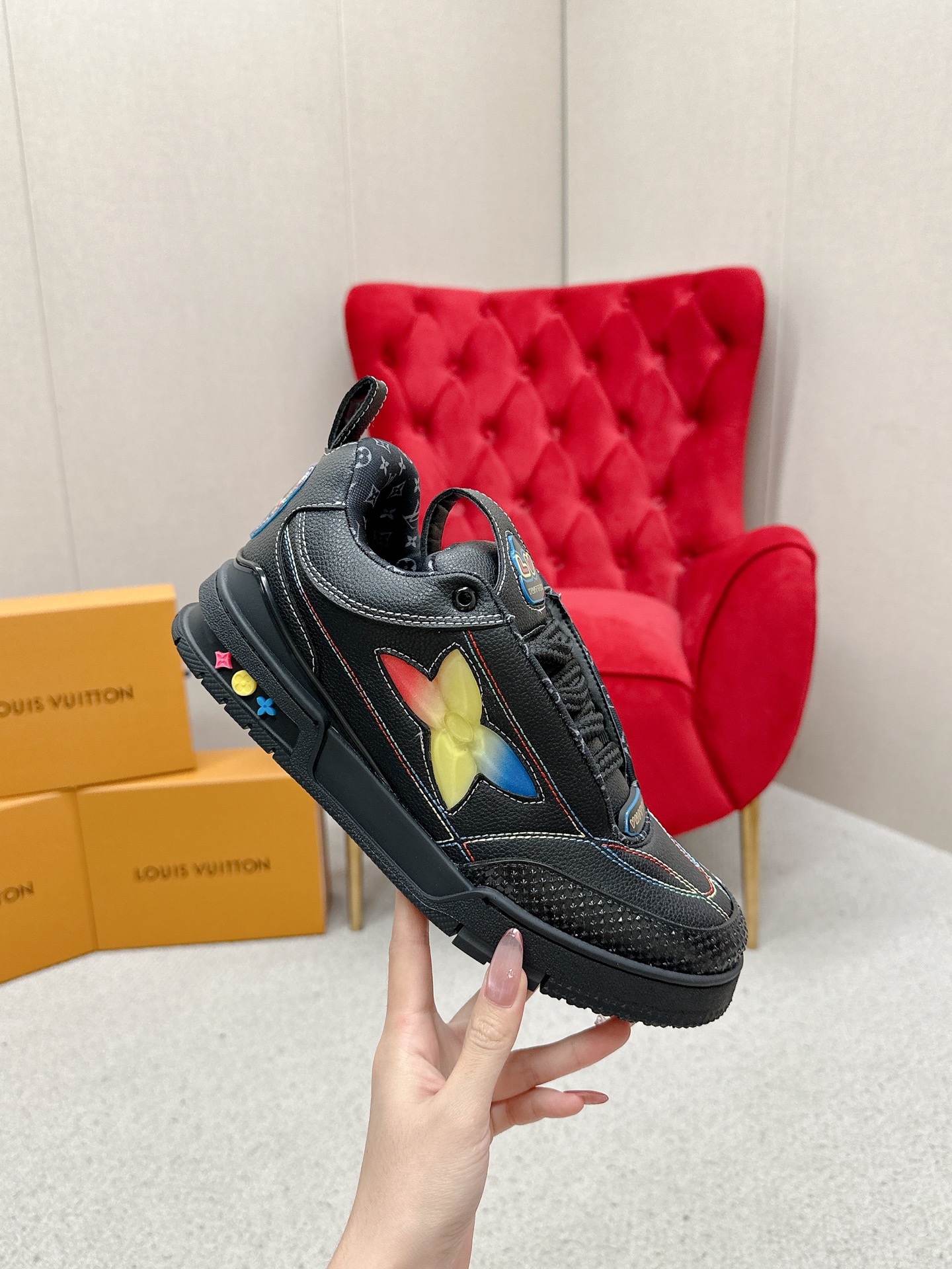 🅿️ 💰 360 Louis Vuiton&middot;路易威登🍀 🍀 LV Skate系列面包鞋-滑板鞋-篮球鞋-休闲运动鞋 顶级版本🔝原版购入开发做货👍🏻[烟花]LV Skate从2020年开始延续The View专业滑板鞋款，这种风格延续了90年代肥大的版型。设计师们添加了俏皮的元素，例如开放式网面鞋舌和向Axion、es和DC致敬的夸张鞋带。这款LVSK8运动鞋不同于典型的滑板鞋，它采用牛巴革制成，带有TPU饰边和Monogram纹理。最后，还有鞋跟和鞋舌上的logo以及侧面花卉图案。 ☑️ 面料:原版定制头层牛皮+透气网面 ☑️ 内里:原版进口透气网里 ☑️ 码数:女35-40 男39-44（女41男45.46订制 不退换）