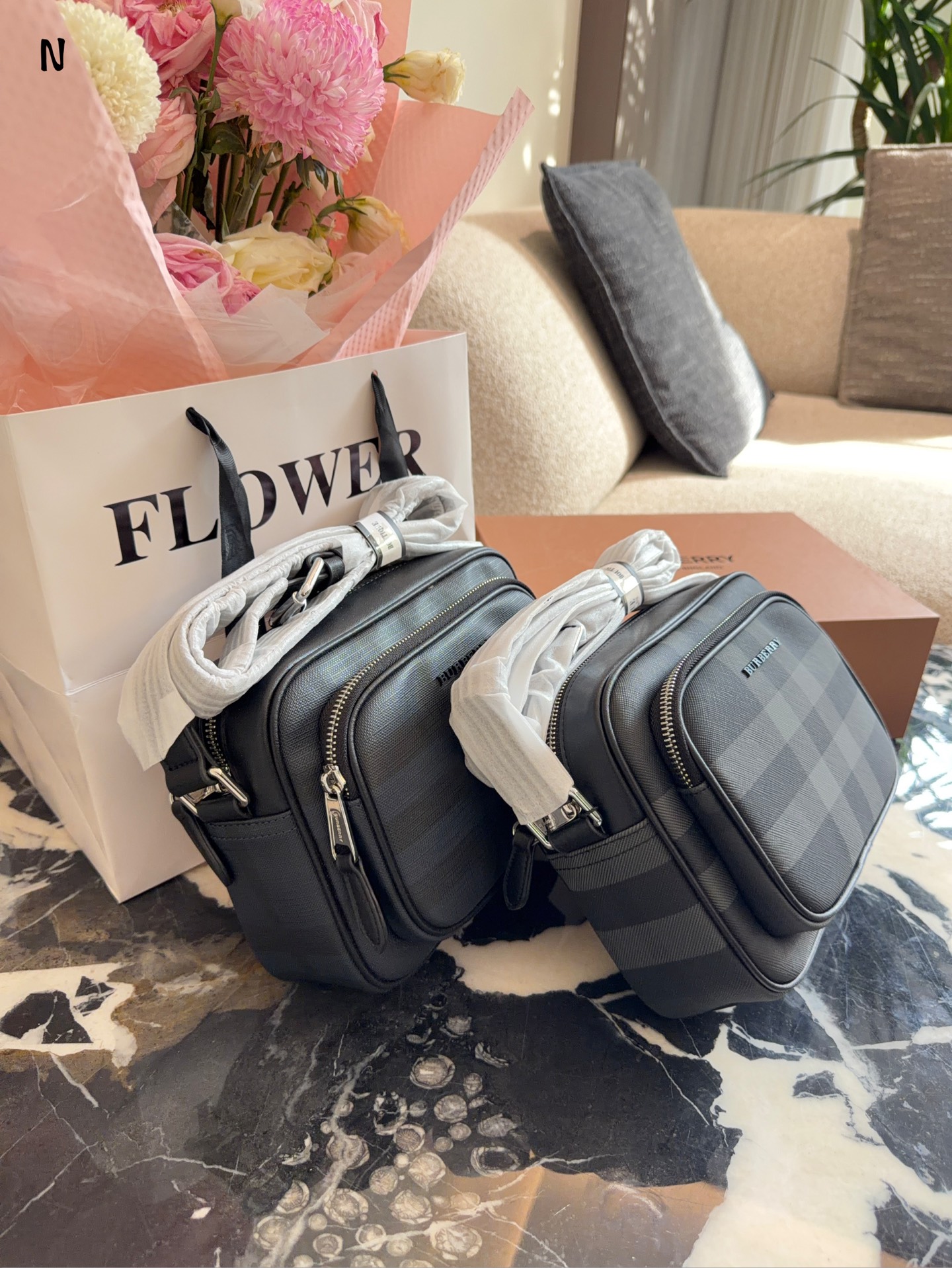 Burberry格纹相机包p190 品Burberry格纹相机包,经典深桦木棕+黑色皮革,英伦风满满!尺寸约20×17肩带可调节,单肩斜挎都OK,日常通勤或休闲出街都很适合t+。内部空间合理,手机钱包轻松收纳,实用又时髦。格纹设计辨识度超高,低调又有质感,是男士穿搭加分项,四季都能用,送礼也很有品味节。