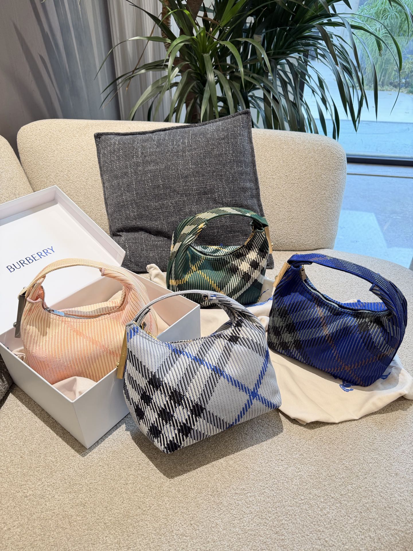 p215 Burberry粉色Peg腋下包 Burberry粉色Peg腋下包，采用柔软编织材质,触感温暖轻盈，春夏穿搭超适合!包身简约，经典格纹+蜜桃粉，清新优雅又百搭+。23x10.5x21.5cm约23x10.5x21.5cm，容量适中，通勤休闲都能hold住。双提手设计，手提肩背都OK，实用又时髦。Peg系列是Burberry经典款，时尚圈超受欢迎，春夏裙装或休闲装都能轻松搭配，日常出街必备!