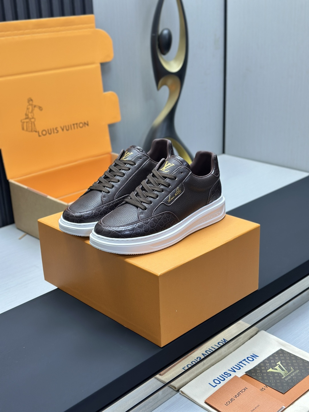 工厂直销&yen;350💰顶级版本全套包装❗️莞产高端货源LV 路易威登 驴牌 L家 BEVERLY HILLS系列 丹宁牛仔布 休闲 运动鞋 本款 Beverly Hills 运动鞋以 Monogram 丹宁布和粒面牛皮革重返新季，搭配厚实而轻盈的橡胶外底，为潮流设计融入舒适体验。鞋带四周勾勒皮革饰边，手写体路易威登标识压印其上 配送专柜精美包装🛍📦 ▪️面料: 原版定制头层牛皮+牛仔布 ▪️内里: 原版定制透气网里 ▪️大底: 原版开模发泡材质 ▪️底厚: 4CM ▪️Size: 男款39-45（4647定做