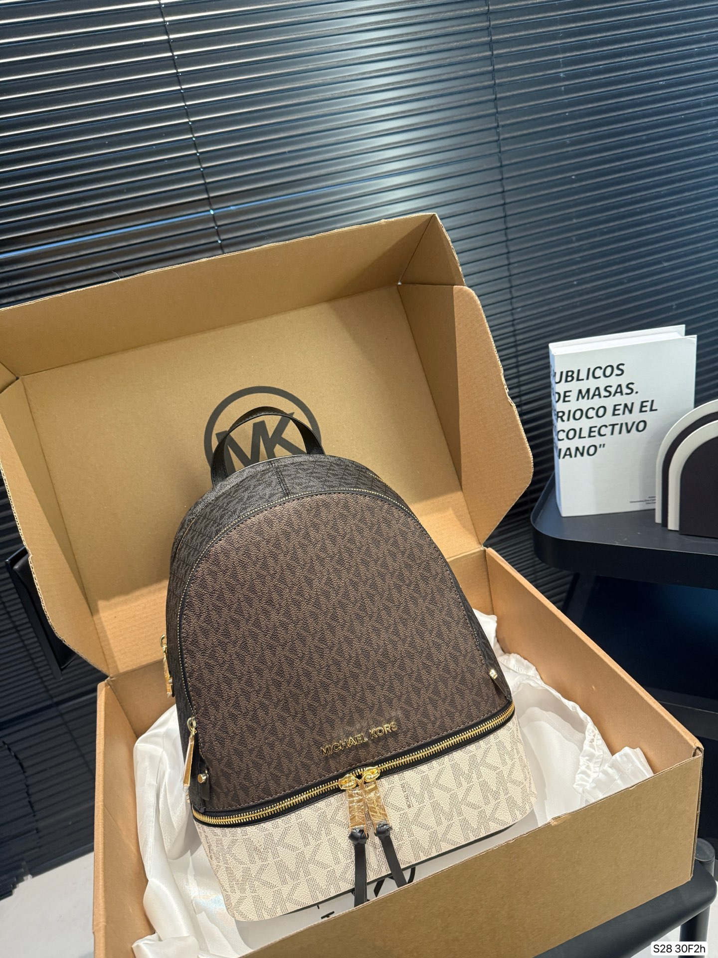 P190 配盒子MK双肩包... 夏天、冬天都能背上它！ 是不是性价比超级高？ 我们需要脱掉高跟鞋 换上运动鞋和双肩包， 给自己一日的轻盈。 尺寸25 31 货号30F2 ​