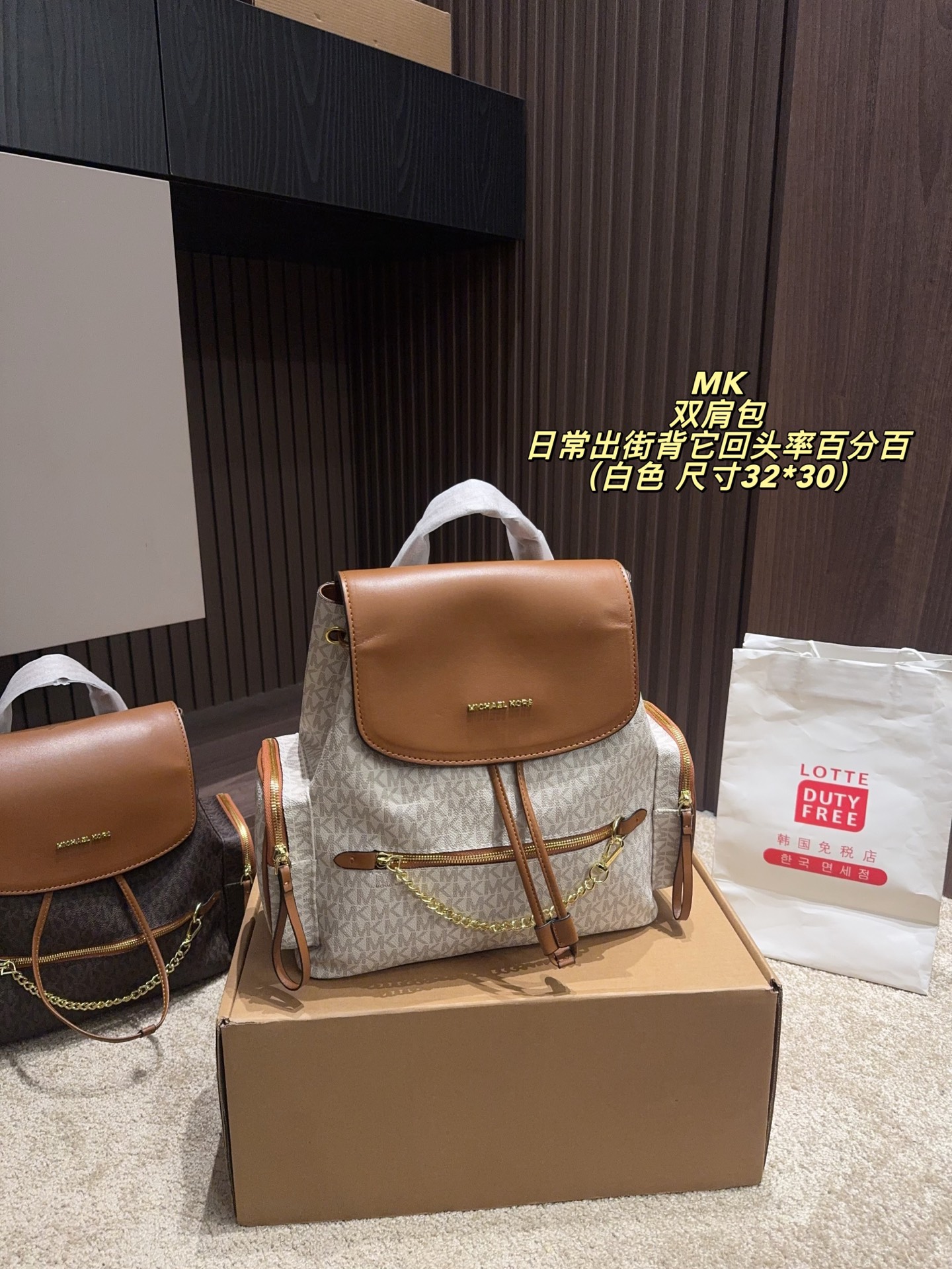 P200配飞机盒⚠️尺寸30*32 MK 双肩包 质感很高级 容量超级大也很耐用 日常出街背它回头率百分百 就是这种随性慵懒感