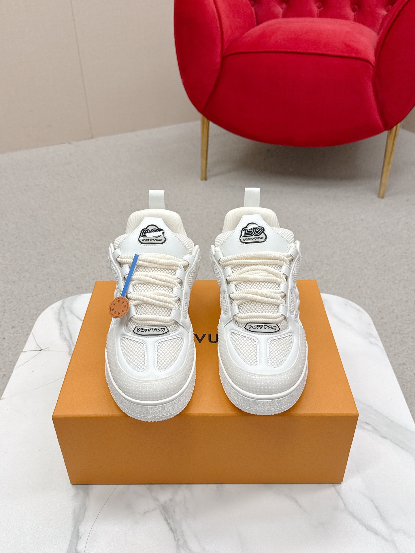 🅿️ 💰 360 Louis Vuiton&middot;路易威登🍀 🍀 LV Skate系列面包鞋-滑板鞋-篮球鞋-休闲运动鞋 顶级版本🔝原版购入开发做货👍🏻[烟花]LV Skate从2020年开始延续The View专业滑板鞋款，这种风格延续了90年代肥大的版型。设计师们添加了俏皮的元素，例如开放式网面鞋舌和向Axion、es和DC致敬的夸张鞋带。这款LVSK8运动鞋不同于典型的滑板鞋，它采用牛巴革制成，带有TPU饰边和Monogram纹理。最后，还有鞋跟和鞋舌上的logo以及侧面花卉图案。 ☑️ 面料:原版定制头层牛皮+透气网面 ☑️ 内里:原版进口透气网里 ☑️ 码数:女35-40 男39-44（女41男45.46订制 不退换）