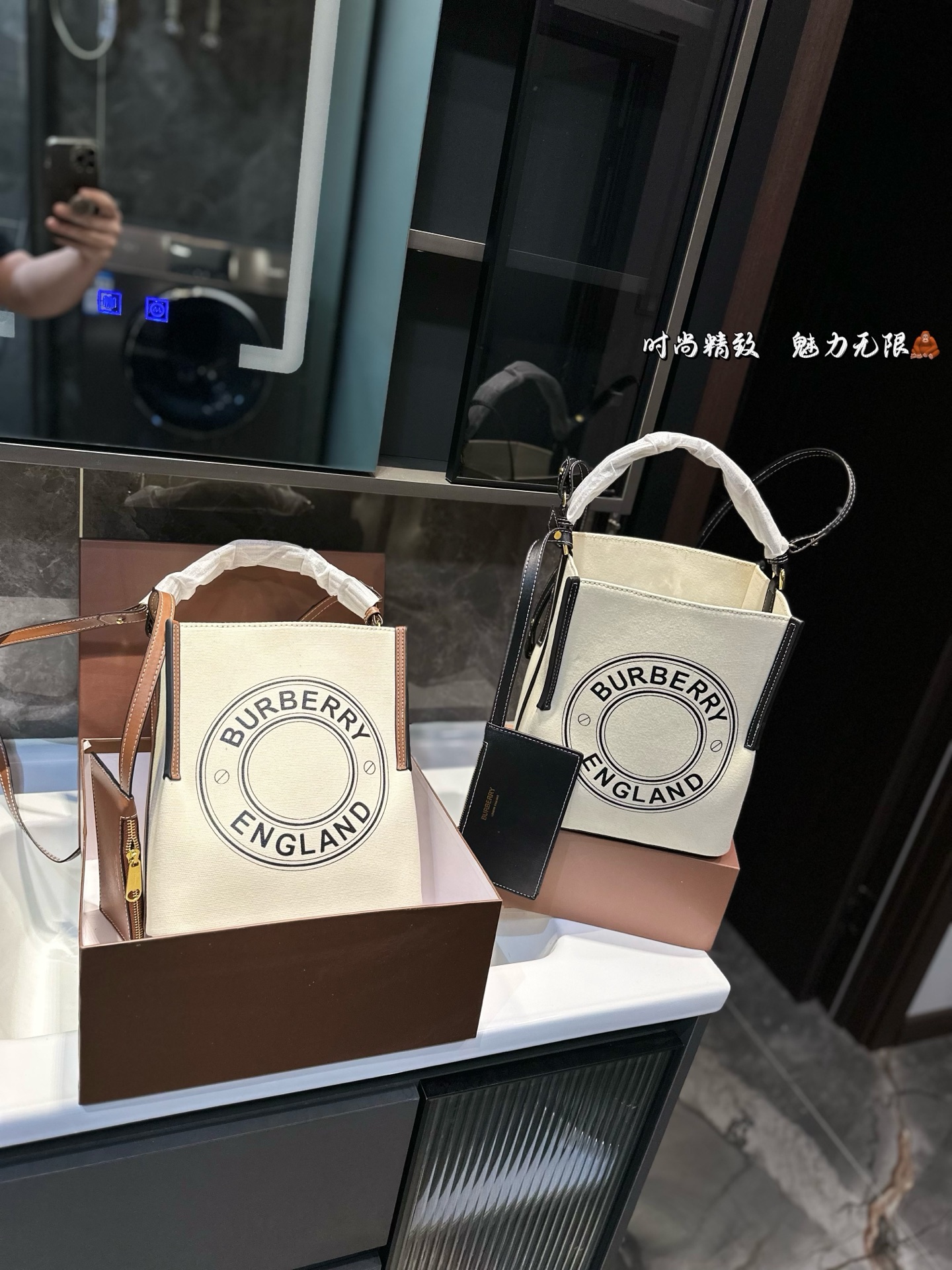 ❤️p130❤️ Burberry越来越文艺了 很久没有巴宝莉有这样心动的感觉了之前也只见过官宣照片 实物到手才发现比想象中的还要美简直一见钟情自从 Riardo tisci加入Burberry 以来搞了好多大事件！启 用新logo 开创新monogram打造全新包款 今年春夏毫不张扬低调上线的帆布系列包包 简直就是偷心多少人感叹因为这几款帆布包 也变成了不敢随便进的店新款的帆布水桶包不仅好看 造型和其他帆布包也不太一样特别的样式自带vintage气质帆布面料比全皮的看起来更有质感更特别自带文艺小清新的气息 上身搭配也是超乎想象的显气质 尺寸21*25.5cm