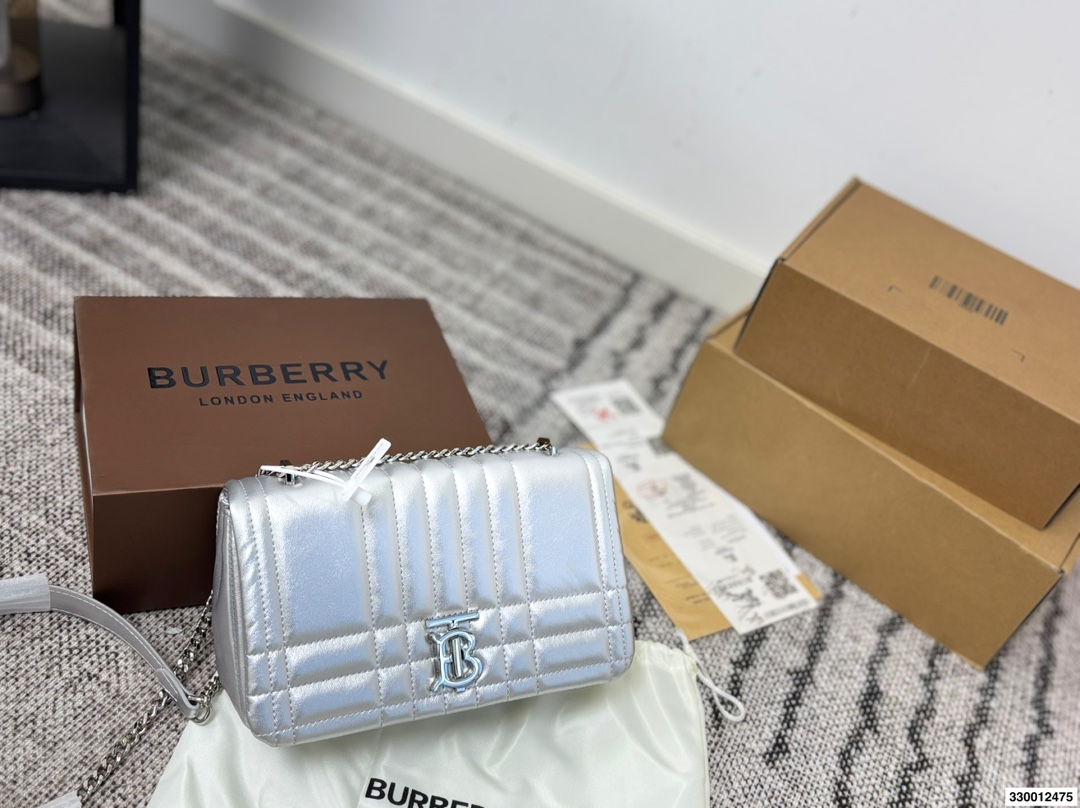 p165 配礼盒 burberry Lola新品链条包 软软的皮质加上珩缝工艺写满了高级! 和我的基础款怎么搭都好看! 尺寸22.15
