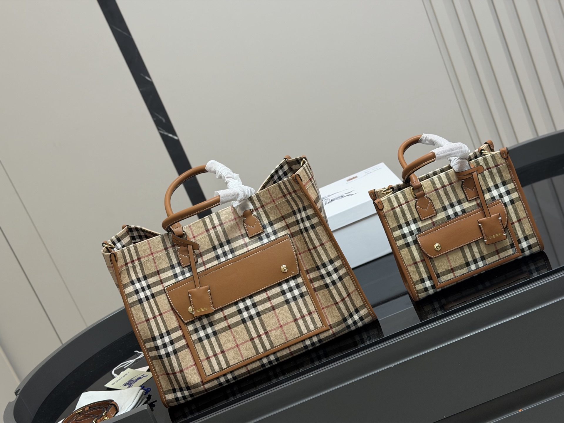 &yen;210 &yen;180 size： 38.28cm 23.20cm 巴宝莉Freya 帆布tote（托特） 方方正正的外形自带一股复古学院气息！ 真的好爱粉色 夏天小托特的不二选择!