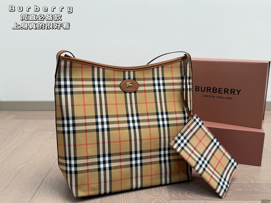¥150 Burberry 巴宝莉👜 简直必备款 上身真的很好看 经典气质款 日常出行 容量很大 尺寸33 35