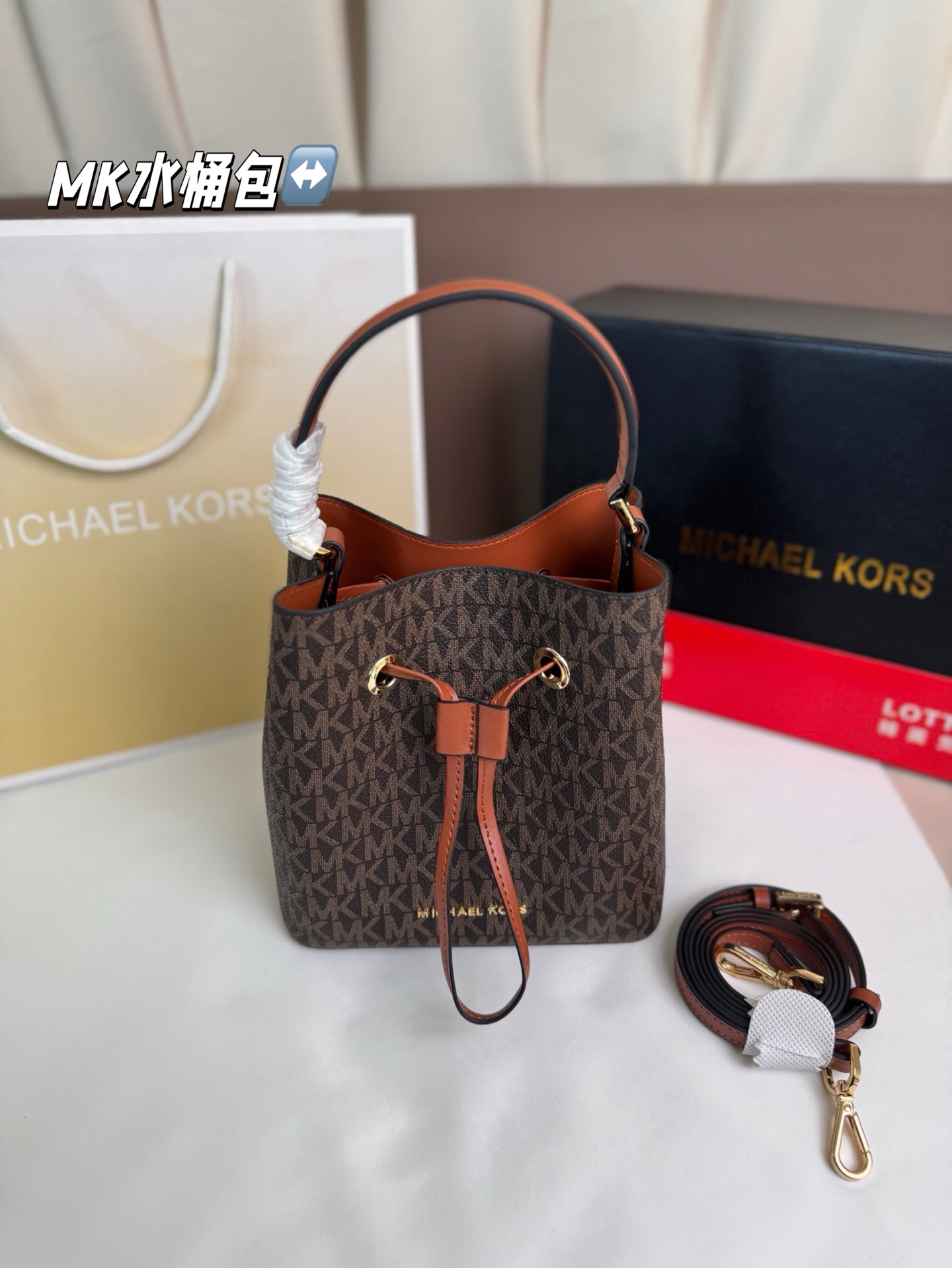 P135 配折叠盒子 mk水桶 时尚炸街 商务稳重 通通拿捏。一年四季都能打Mercer系列一直注重通勤实用！尺寸 17*19