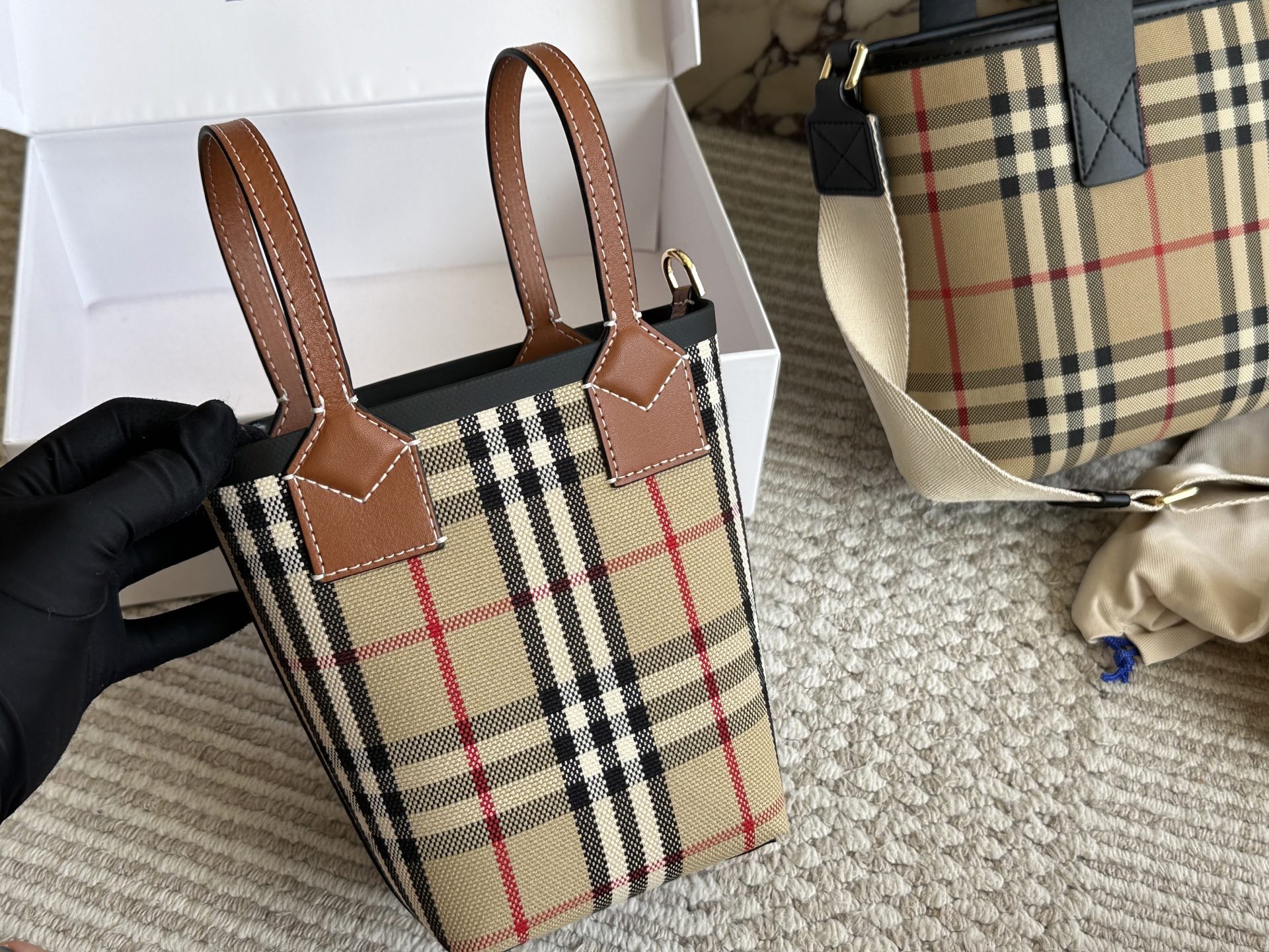 💰150 配盒 size:底宽11 上宽20高18 Bur|可爱的小 格纹水桶包/菜篮子 超级经典的小格子哦!