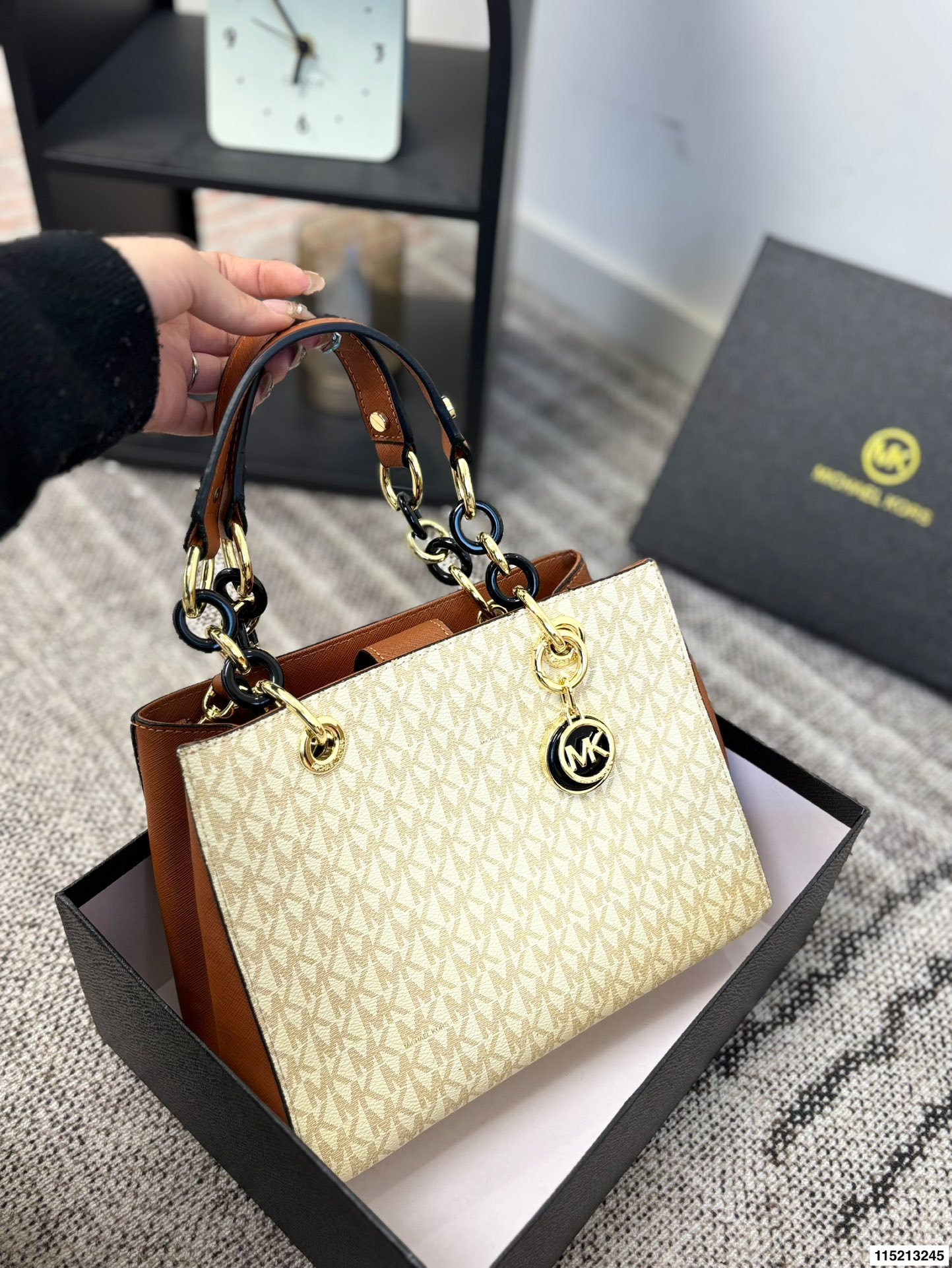 p145 配盒 尺寸25&times;19 MK 新款老花托特包购物袋托特包 标志性logo印花，🉑️手提斜挎，出行、游玩都可以带上它❗️