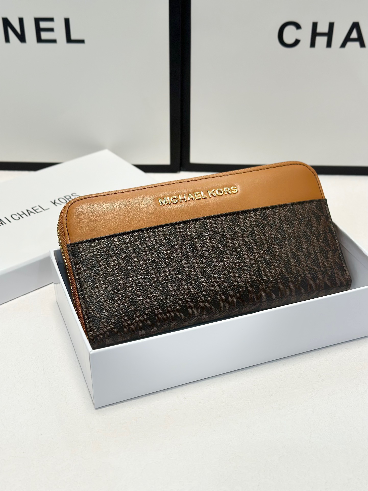 P95🎀🎀颜色 咖🎀尺寸 19x10🎀实拍MK✨优质牛皮🐂手感一流👏时尚设计💋潮版百搭,简约大方,经典永不过时💍单拉链钱包