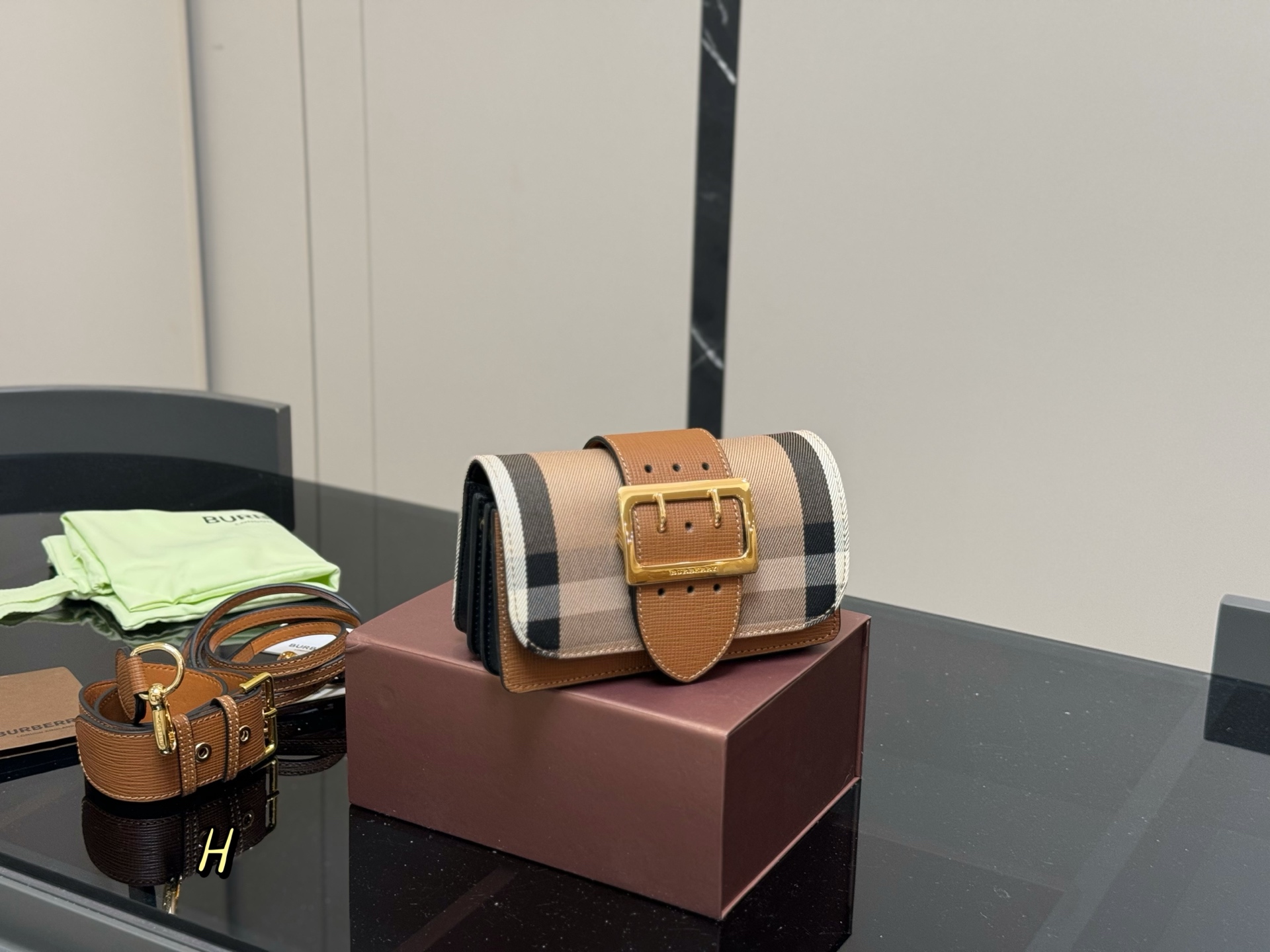 &yen;170 配盒 尺寸：19.5*10*8cm 💜BURBERRY💯 巴宝莉 原单货 搭配双肩带 ⚠️一宽一细 臻选考究的马勒牛皮配原厂帆布精制而成 超级讲究哦！！！