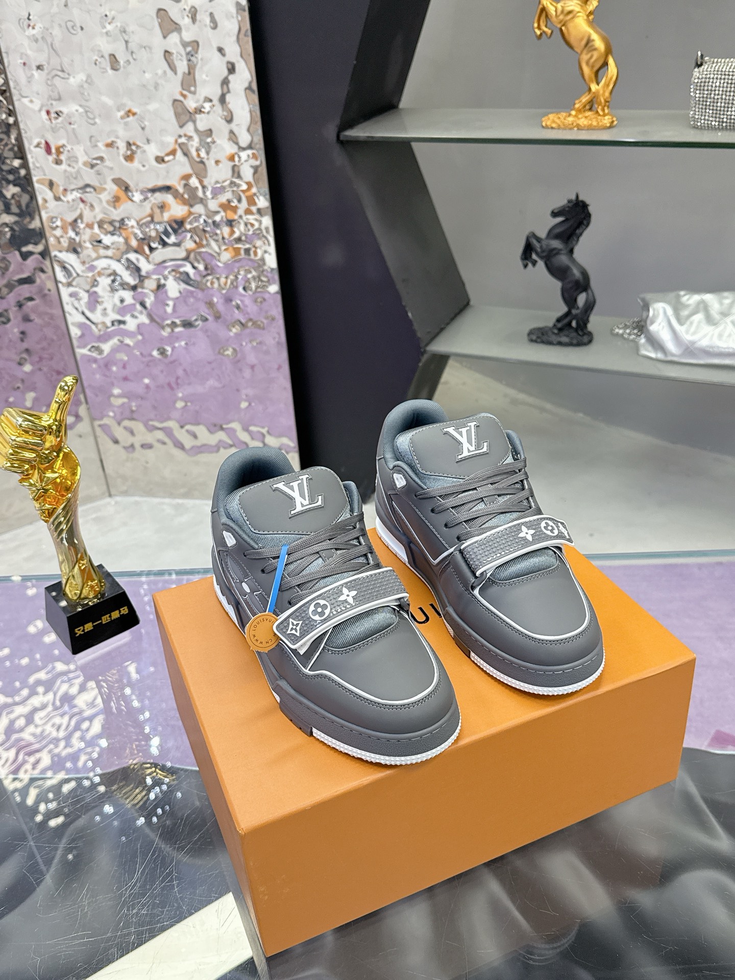 工厂价:350💰 顶级版本LV新款魔术贴 情侣款 LV 路易威登L家 Trainer 25开春/新款 休闲 运动鞋 滑板鞋 LV Trainer 运动鞋的灵感源自复古篮球鞋,代表 Virgil Abloh 的标志性设计理念 展现复古篮球运动鞋的当代演绎。粒面牛皮革 后者与当季成衣系列设计遥相呼应。Monogram 花卉点缀橡胶外底,LV 字母标注鞋舌。 ✔️面料: 原版定制头层牛皮 ✔️内里: 原版定制透气网里 ✔️大底: 双色TPU组合大底 ✔️底厚: 3CM ✔️Size: 35-45