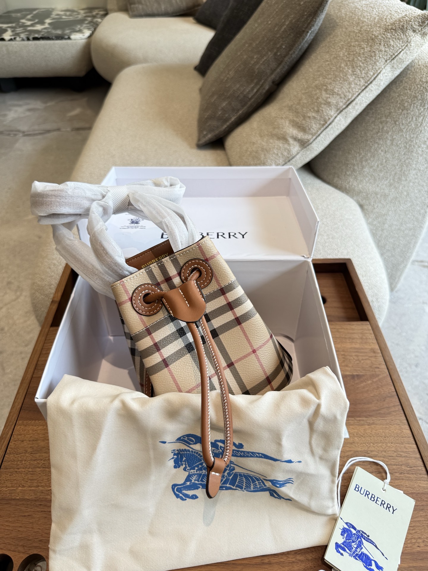 p165 年底到了。2快来-只BURBERR发财桶到发财$水桶包,选用涂层棉质混纺面料打造。于意大利工坊精制而成。 秋冬必备百搭斜挎包. 满满的高级感,时尚女士必备。 商品规格:16.5 x11x 18.5cm,肩背带最短垂直佩戴长度:48cm,肩背带最长垂直佩戴长度:54cm