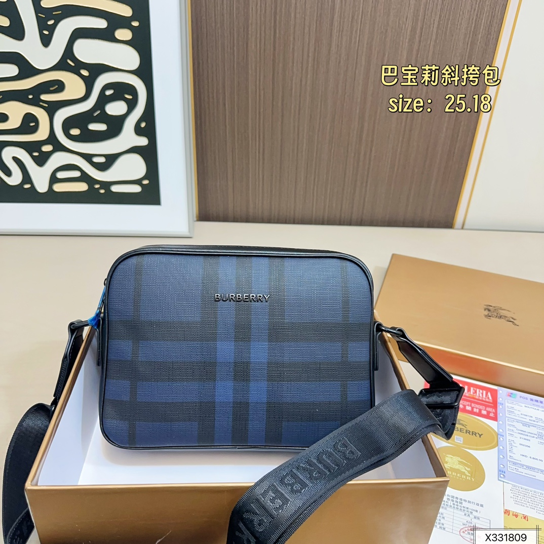 💰125 配盒 尺寸25.18 巴宝莉新款邮差包/斜跨包😄爆款🆕单品,皮质柔软 手感超赞 高端五金拉链头 做工细节精致 休闲低调实用,高品质 !