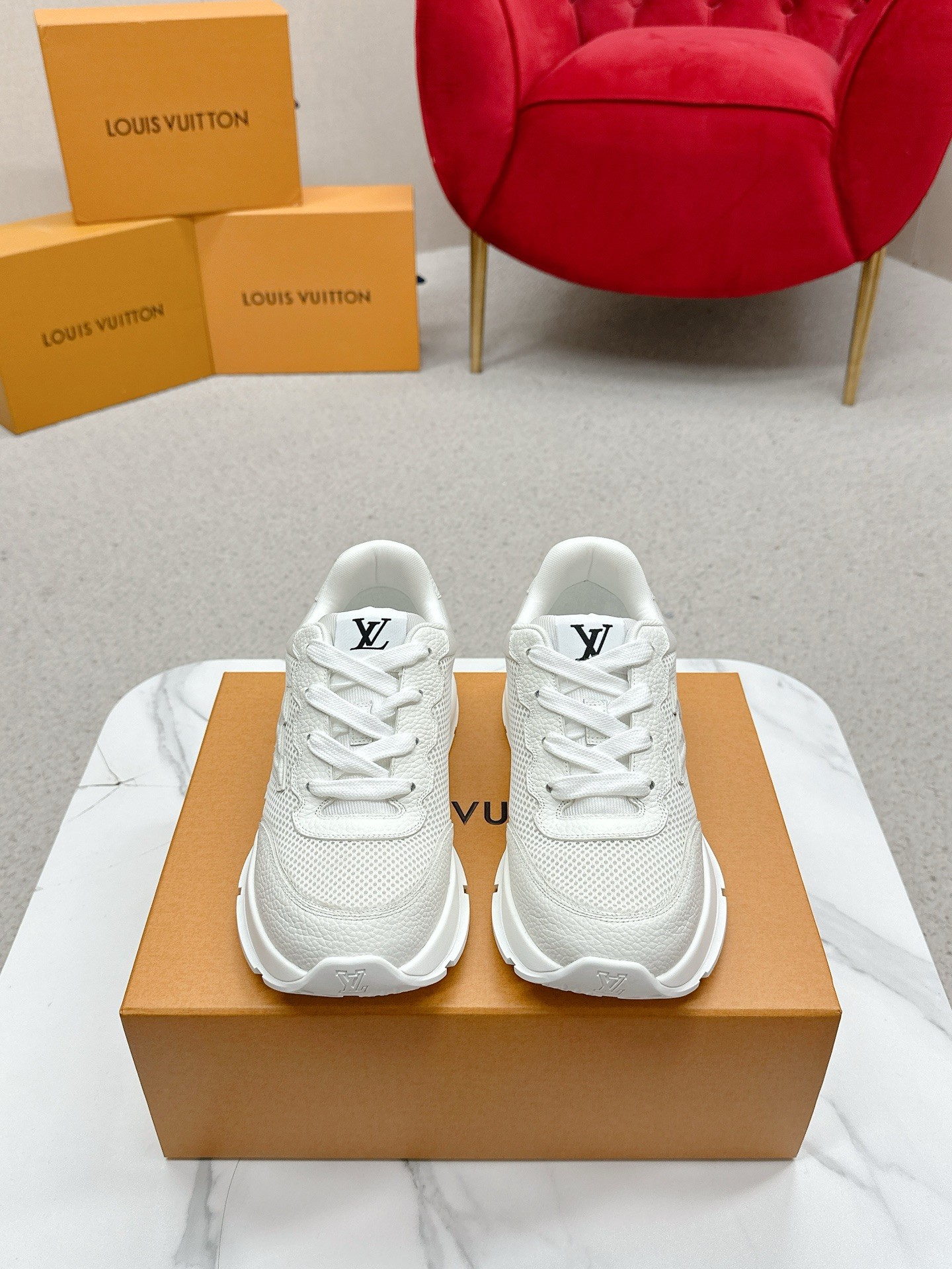 💰320 LV路易威登春夏最新款运动鞋 2025春夏新款 顶级版本‼️原版一致专柜主打最新款休闲鞋 硬货上新✨代购级别!高级感十足!国内外博主刷爆的一款,复古又时髦 增高神器 上脚美炸了!穿上满满的幸福感!官网主推款 ▪️鞋面:荔枝纹小牛皮(纹路细腻不是很粗那种)面料▪️内里:意大利进口透气纱网 ▪️大底:原版开模TPU大底▪️Size男39-44(男款45定制)