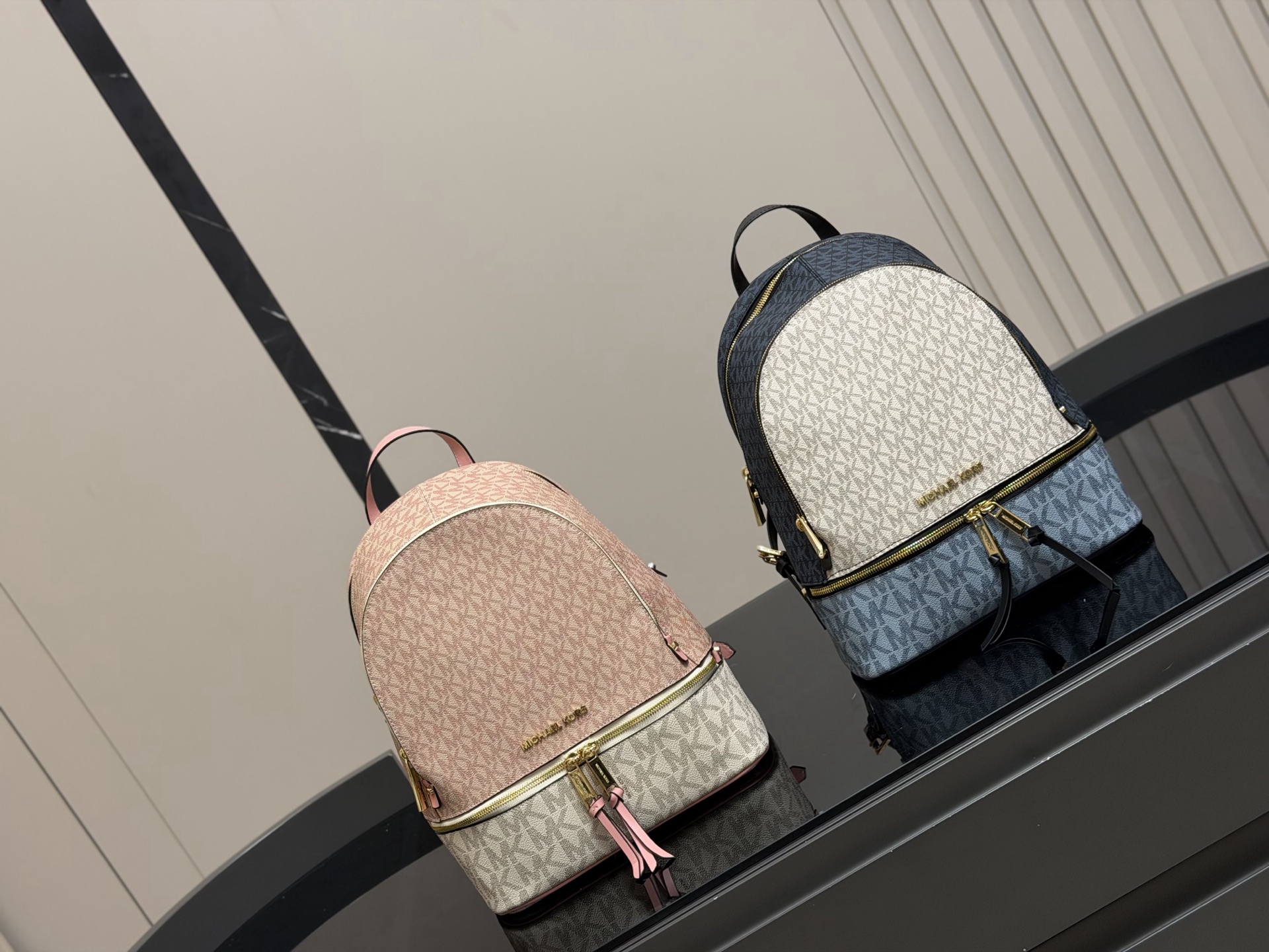 ¥190 配盒 MICHAEL KORS女包 新款RHEA ZIP拼色LOGO印花女士双肩包背包旅行拉链书包 Mk双肩算是所有同款中高端系列 Mk作为轻奢品牌原本价格就走平民路线 所以这种经典复古款式是势必要入一只的了 秋季计划出游提上日程的宝宝们 必备一款轻便容量又大的双肩哦! 简单耐用 大容量 实用性很强! 30×32cm