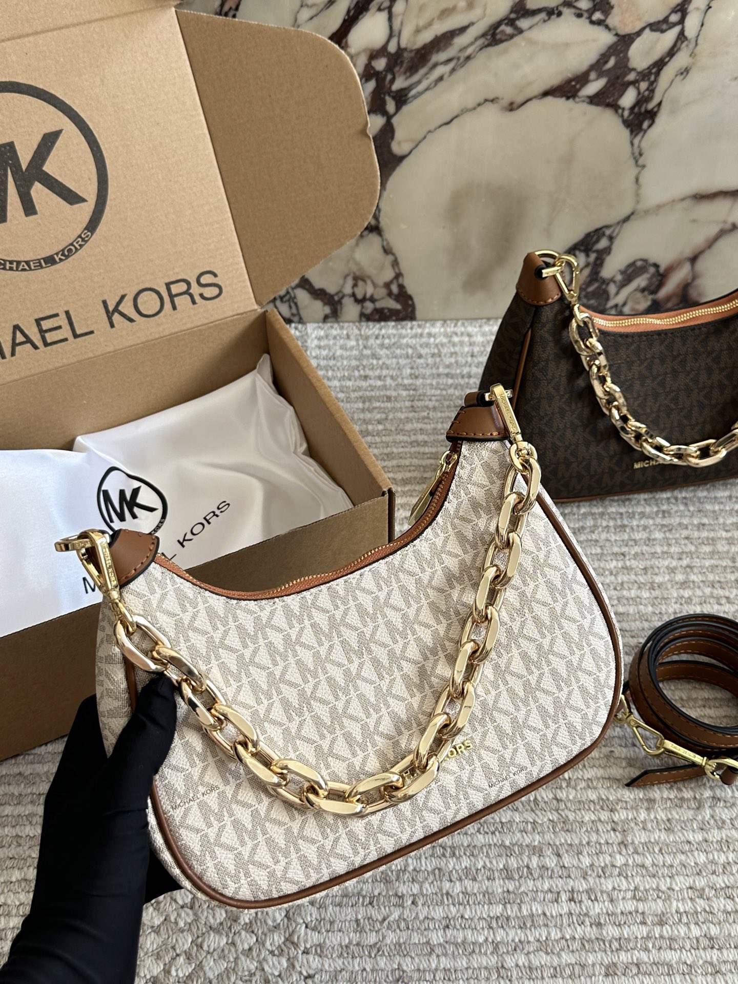 p160 MK秋冬惊艳爆款[庆祝][庆祝] cora经典老花腋下包，附带一条长肩带不仅可以腋下还可以斜挎，小巧精致，百搭通勤，精致女孩秋冬必备款～23cm 飞机盒包装