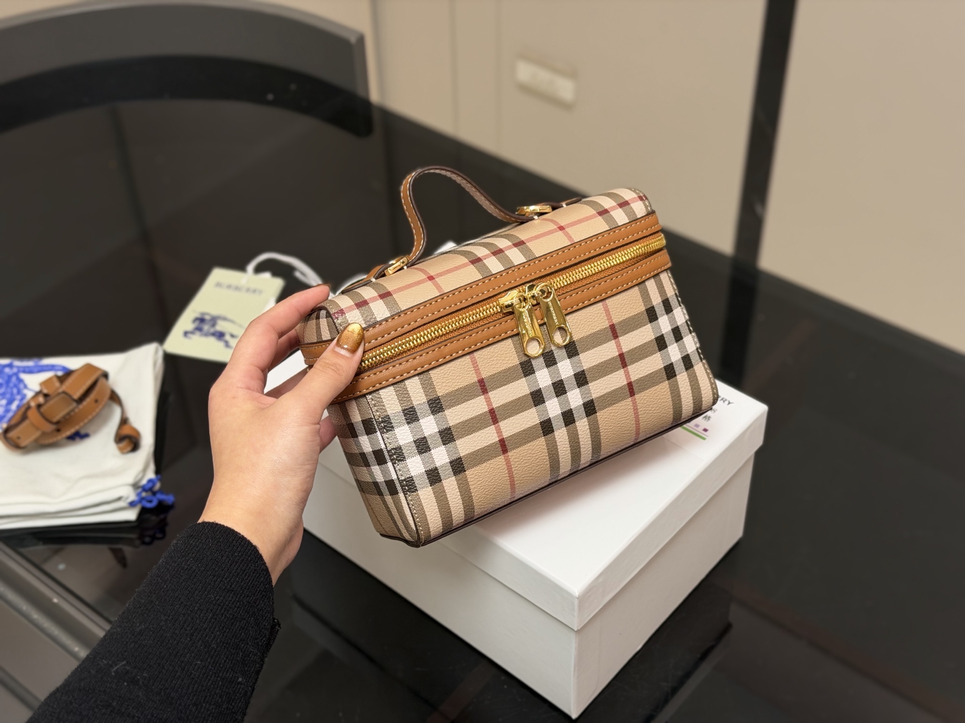 ¥170 配盒 size:19.13 巴宝莉 LP小盒子包 性价比超高的一只格纹小盒子 真的好可爱呀 可甜可盐太可爱啦! 可以手拿可以肩背长度刚刚好