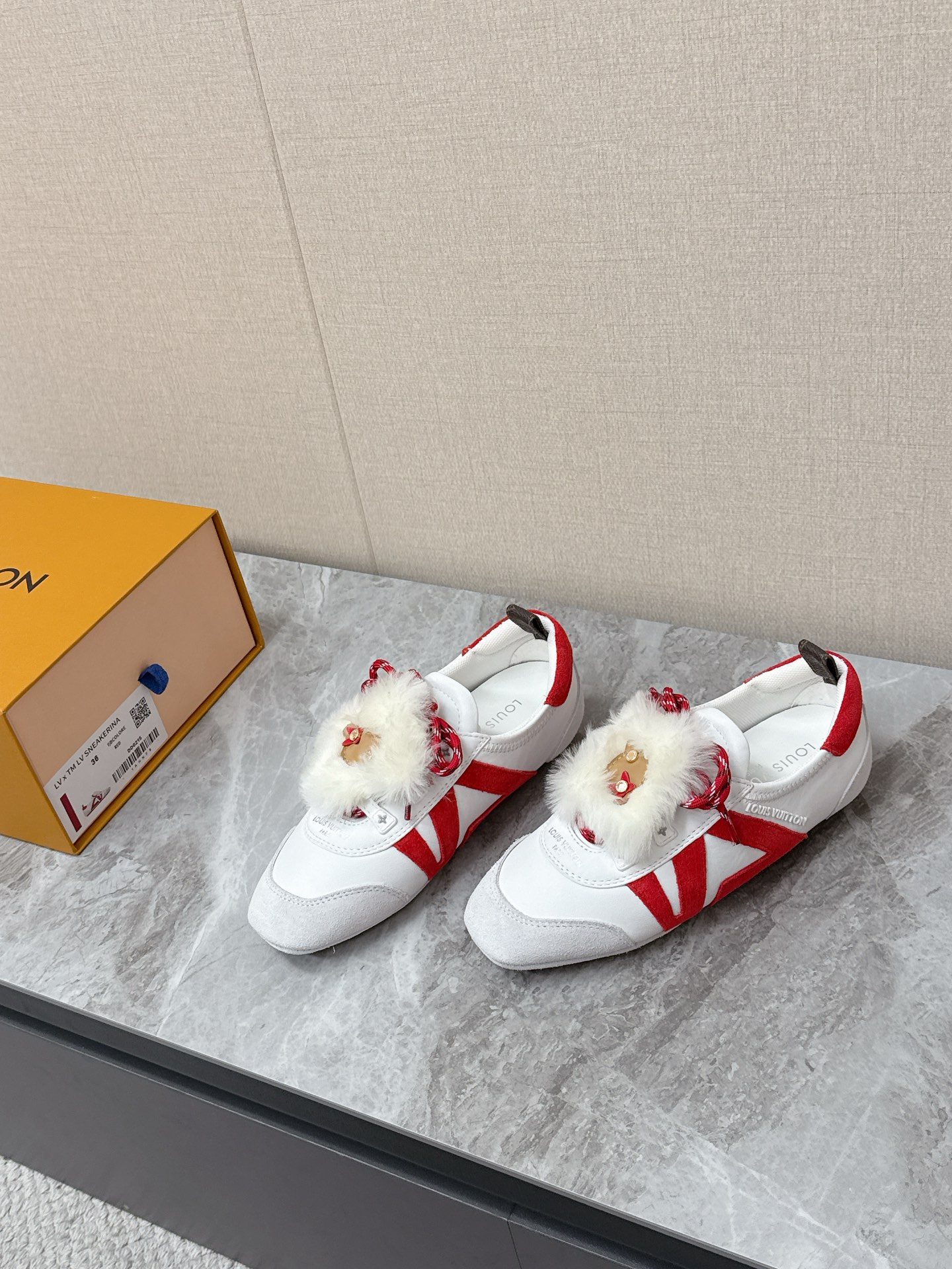 💰320 Louis Vuitton路易威登驴牌春夏Sneakerina系列 芭蕾运动鞋 德训鞋 平底鞋 原版三对购入开发完美复刻Sneakerina 芭蕾风运动鞋以丝滑绒面牛皮革塑造流畅线条 兼具芭蕾舞鞋的轻盈构型和运动鞋的舒适质感。侧面 LV 标识和Monogram 帆布后袢带丰富细节,Sacchetto 工艺和 TPU 外底升级轻柔穿着体验 底厚:1.5CM 面料: 原版定制进口头层牛皮 内里:原版定制透气网里鞋底:原版开模注塑TPU材质Size: 35-42(41 42定制)