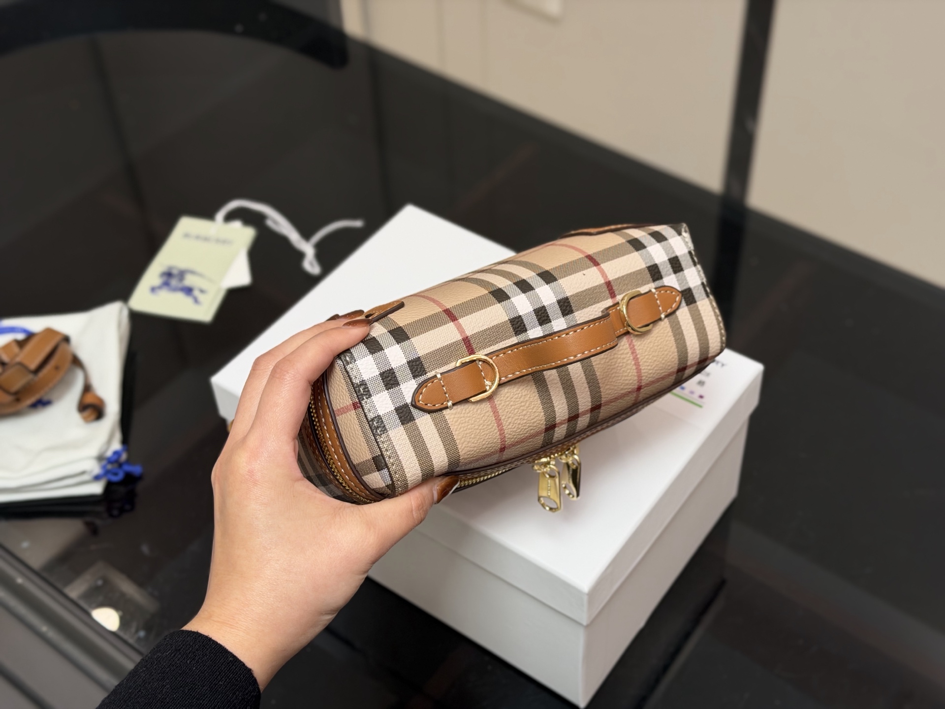 ¥170 配盒 size:19.13 巴宝莉 LP小盒子包 性价比超高的一只格纹小盒子 真的好可爱呀 可甜可盐太可爱啦! 可以手拿可以肩背长度刚刚好