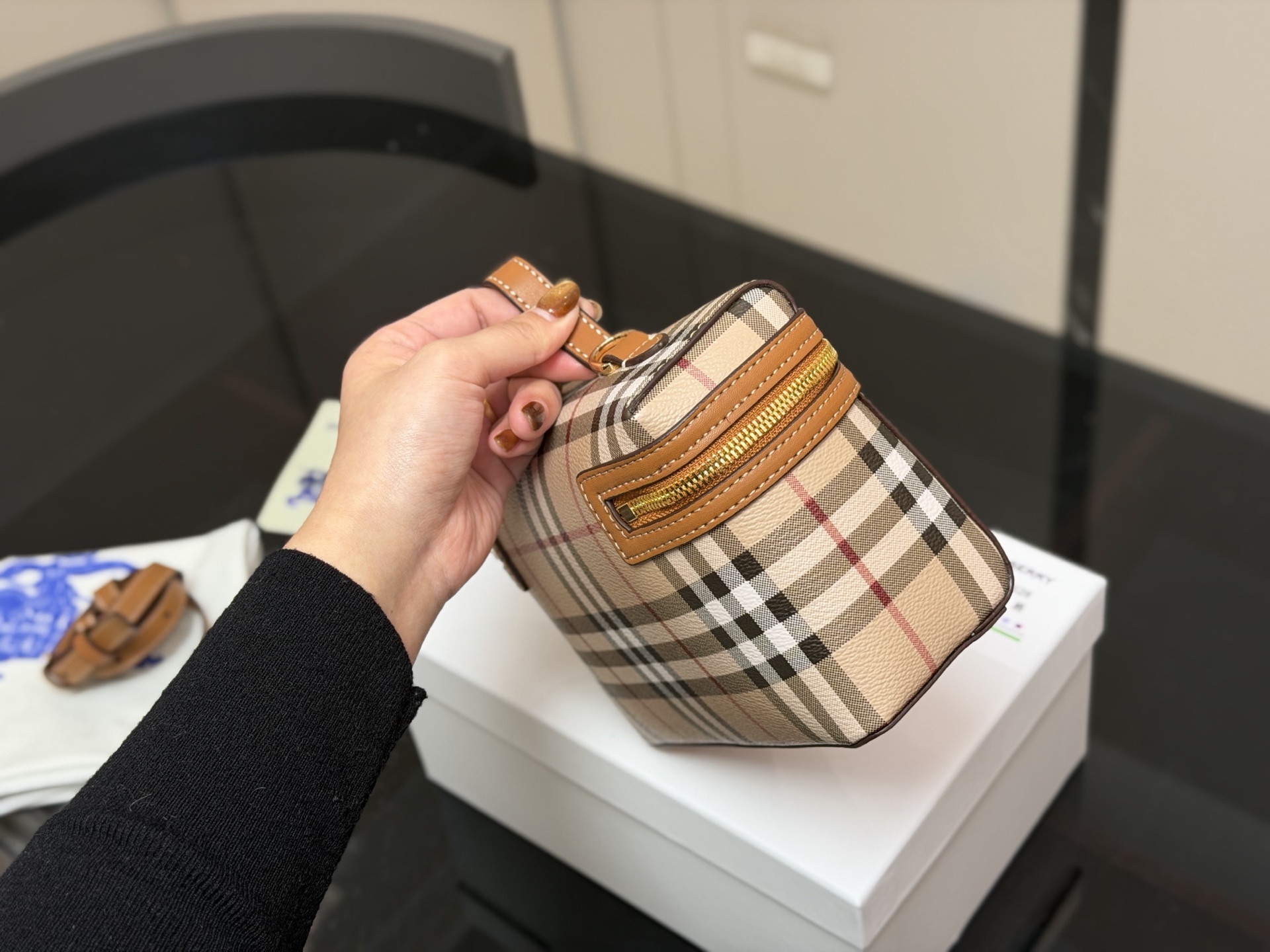 ¥170 配盒 size:19.13 巴宝莉 LP小盒子包 性价比超高的一只格纹小盒子 真的好可爱呀 可甜可盐太可爱啦! 可以手拿可以肩背长度刚刚好