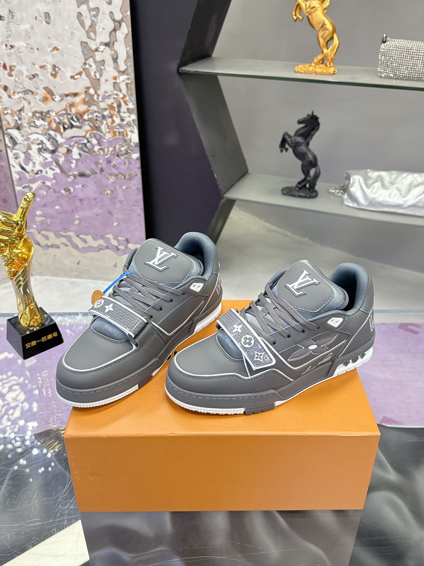 工厂价:350💰 顶级版本LV新款魔术贴 情侣款 LV 路易威登L家 Trainer 25开春/新款 休闲 运动鞋 滑板鞋 LV Trainer 运动鞋的灵感源自复古篮球鞋,代表 Virgil Abloh 的标志性设计理念 展现复古篮球运动鞋的当代演绎。粒面牛皮革 后者与当季成衣系列设计遥相呼应。Monogram 花卉点缀橡胶外底,LV 字母标注鞋舌。 ✔️面料: 原版定制头层牛皮 ✔️内里: 原版定制透气网里 ✔️大底: 双色TPU组合大底 ✔️底厚: 3CM ✔️Size: 35-45