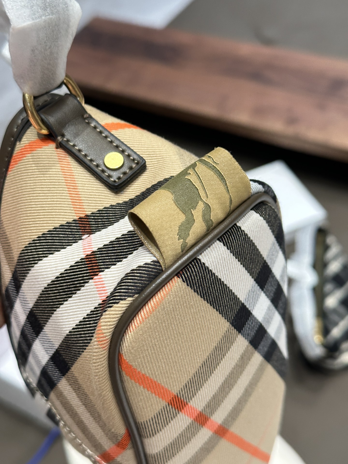 p130 Burberry女士mini腋下包新款格纹提花 Burberry女士mini腋下包新款格纹提花，代购5800,Hobo包是一款热门]的时尚单品，设计较为简约，线条流畅，呈现出一种随性、休闲的风格，可以容纳日常所需的物品，如手机、钱包、口红等。格纹的颜色和图案较为经典，容易与各种服装搭配，无论是休闲装还是正式装都能搭配出不错的效果20cm