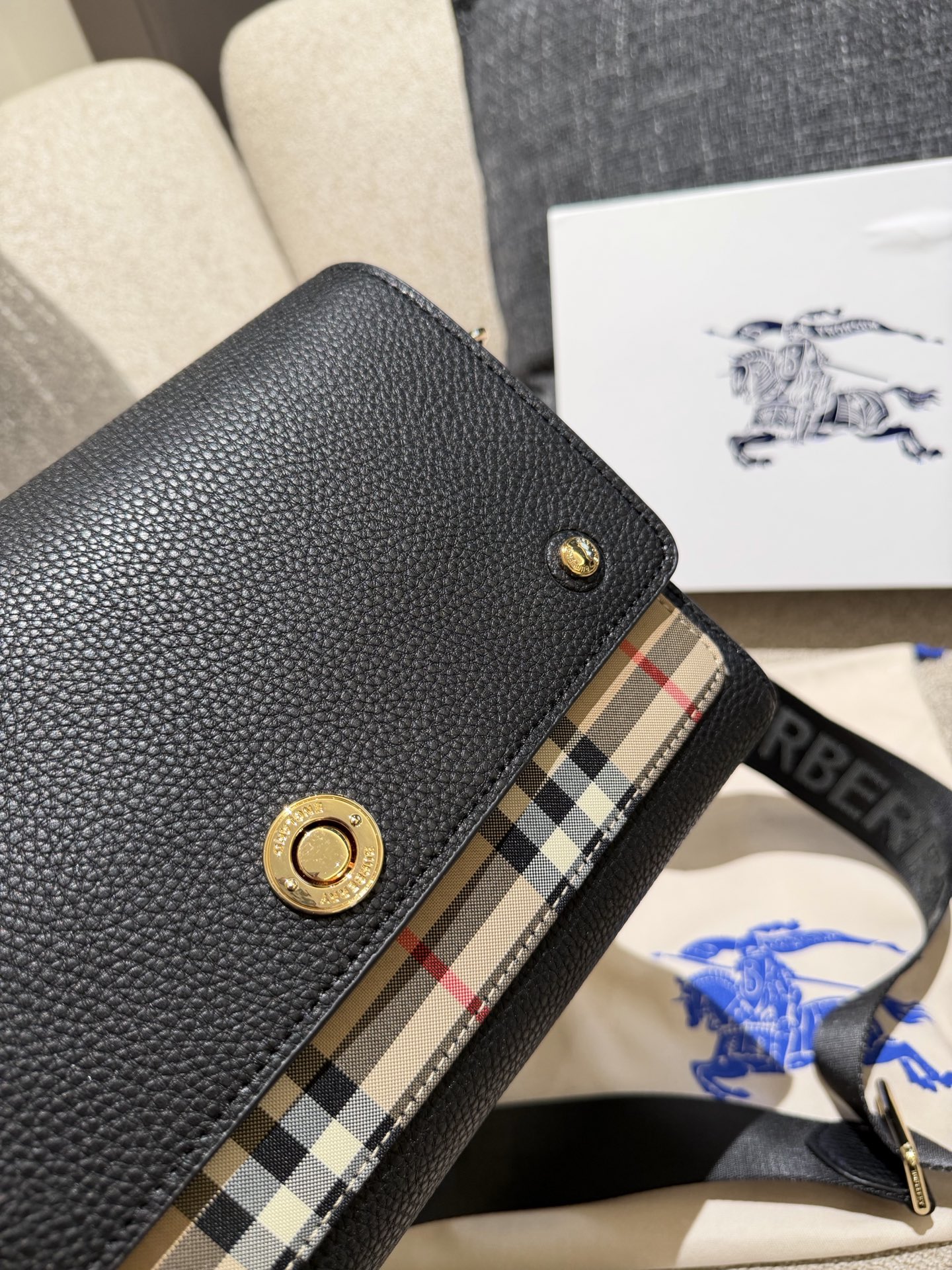 Burberry Note邮差包p165 Burberry Note邮差包，荔枝纹牛皮+经典格纹拼接，低 调又高级!25x17x8cm25x17x8cm，容量超能装，iPad、 雨伞都能放，通勤日常都OK++。宽肩带可调节，减压又百搭,休闲西装都能配。包盖吸扣设计，开合方便，内部空间合理，实用性满分!荔枝纹耐磨耐用，日常通勤、旅行都很 适合，是Burberry经典款，真的很推荐入手!