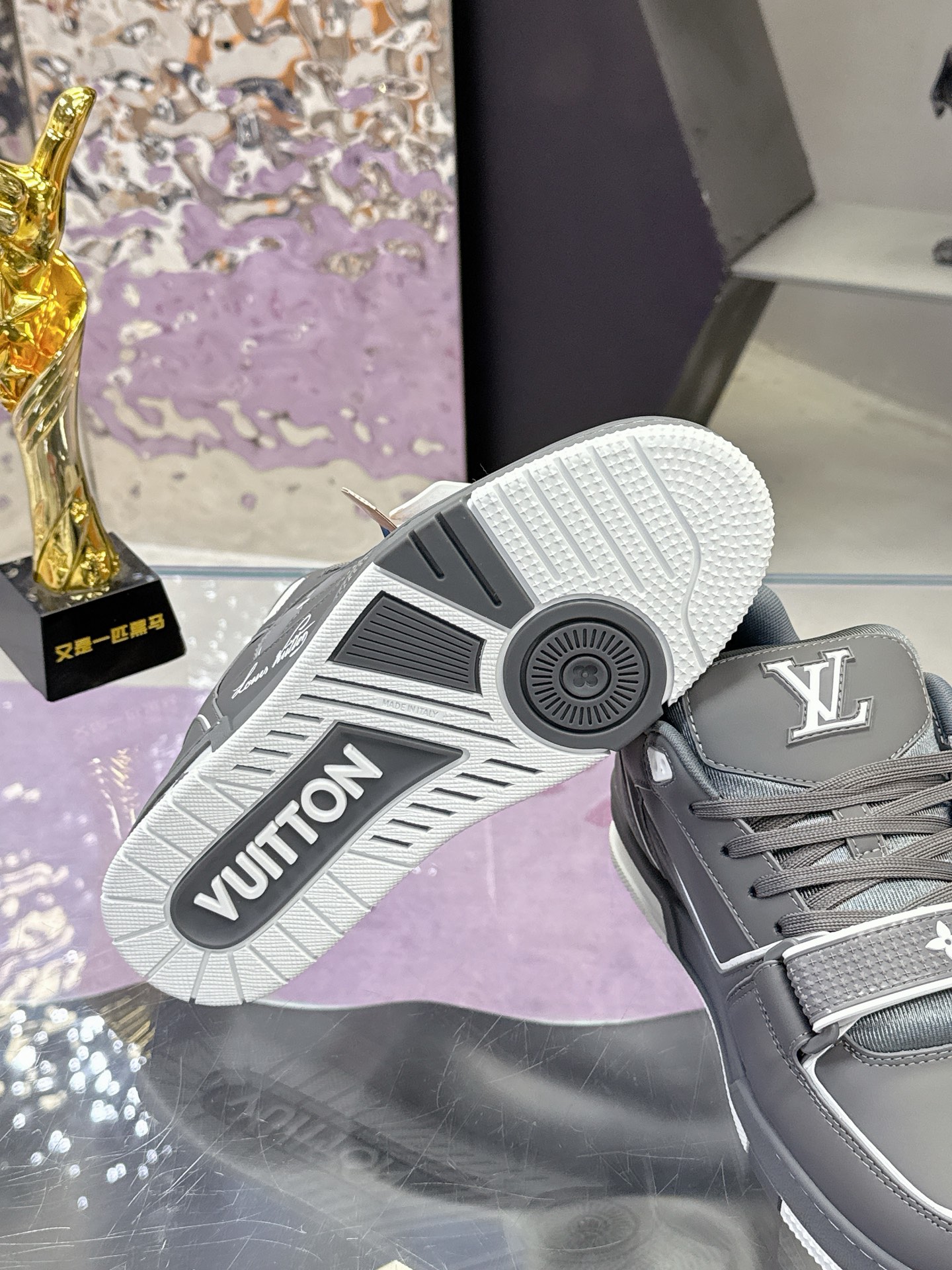 工厂价:350💰 顶级版本LV新款魔术贴 情侣款 LV 路易威登L家 Trainer 25开春/新款 休闲 运动鞋 滑板鞋 LV Trainer 运动鞋的灵感源自复古篮球鞋,代表 Virgil Abloh 的标志性设计理念 展现复古篮球运动鞋的当代演绎。粒面牛皮革 后者与当季成衣系列设计遥相呼应。Monogram 花卉点缀橡胶外底,LV 字母标注鞋舌。 ✔️面料: 原版定制头层牛皮 ✔️内里: 原版定制透气网里 ✔️大底: 双色TPU组合大底 ✔️底厚: 3CM ✔️Size: 35-45