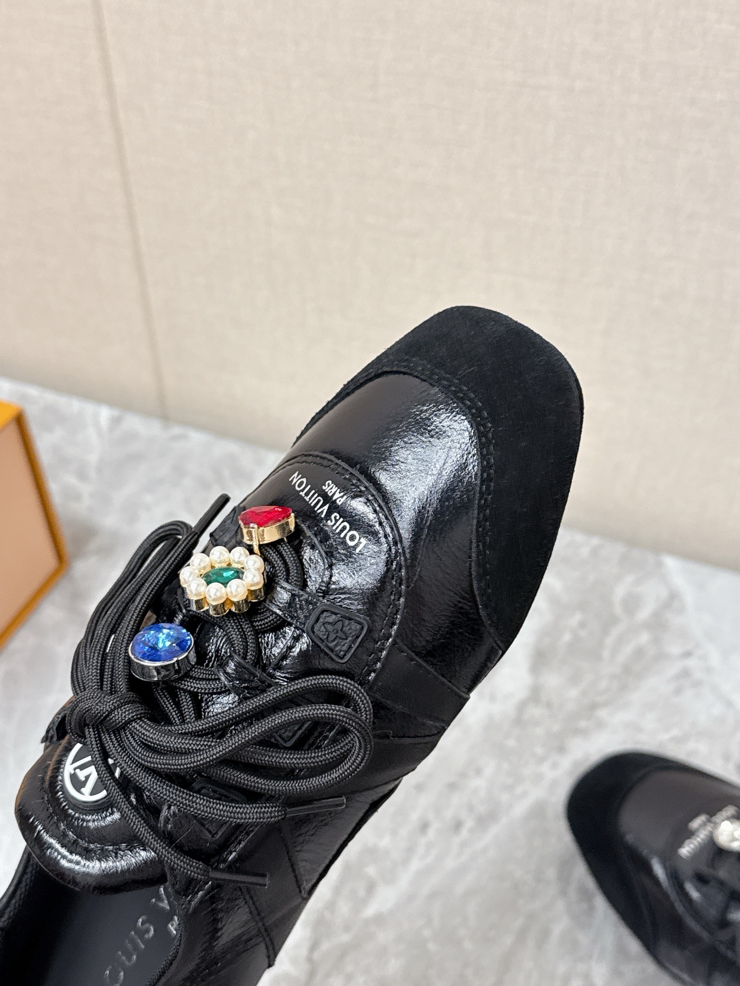 💰320 Louis Vuitton路易威登驴牌春夏Sneakerina系列 芭蕾运动鞋 德训鞋 平底鞋 原版三对购入开发完美复刻Sneakerina 芭蕾风运动鞋以丝滑绒面牛皮革塑造流畅线条 兼具芭蕾舞鞋的轻盈构型和运动鞋的舒适质感。侧面 LV 标识和Monogram 帆布后袢带丰富细节,Sacchetto 工艺和 TPU 外底升级轻柔穿着体验 底厚:1.5CM 面料: 原版定制进口头层牛皮 内里:原版定制透气网里鞋底:原版开模注塑TPU材质Size: 35-42(41 42定制)