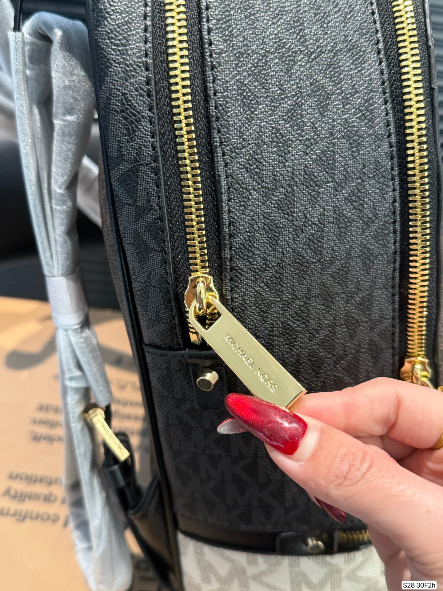 P190 配盒子MK双肩包... 夏天、冬天都能背上它！ 是不是性价比超级高？ 我们需要脱掉高跟鞋 换上运动鞋和双肩包， 给自己一日的轻盈。 尺寸25 31 货号30F2 ​