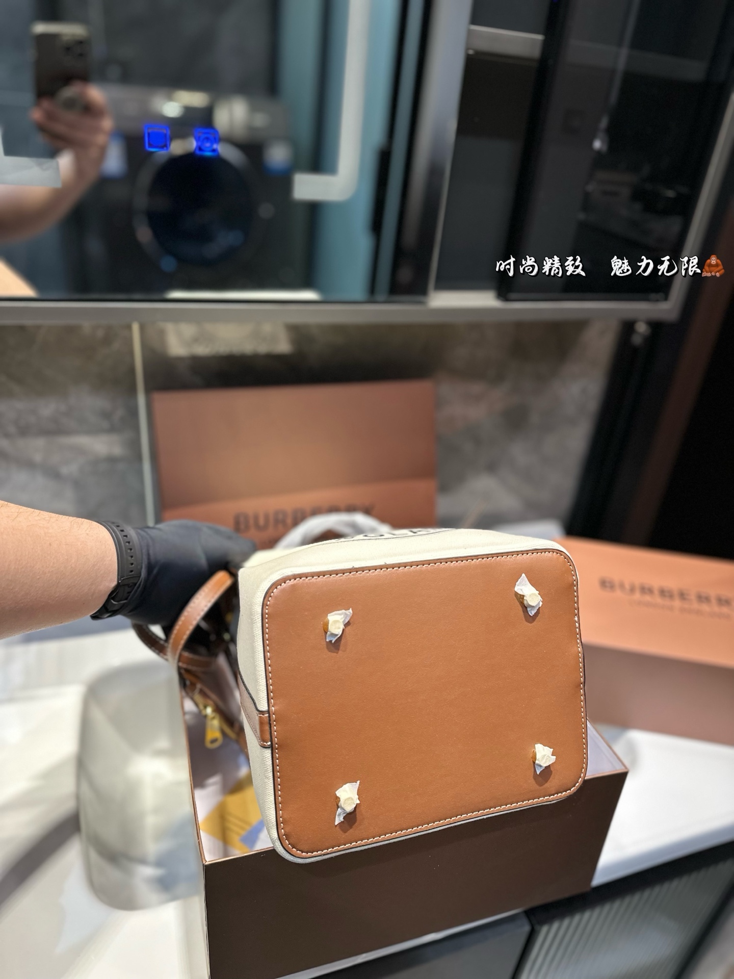 ❤️p130❤️ Burberry越来越文艺了 很久没有巴宝莉有这样心动的感觉了之前也只见过官宣照片 实物到手才发现比想象中的还要美简直一见钟情自从 Riardo tisci加入Burberry 以来搞了好多大事件！启 用新logo 开创新monogram打造全新包款 今年春夏毫不张扬低调上线的帆布系列包包 简直就是偷心多少人感叹因为这几款帆布包 也变成了不敢随便进的店新款的帆布水桶包不仅好看 造型和其他帆布包也不太一样特别的样式自带vintage气质帆布面料比全皮的看起来更有质感更特别自带文艺小清新的气息 上身搭配也是超乎想象的显气质 尺寸21*25.5cm