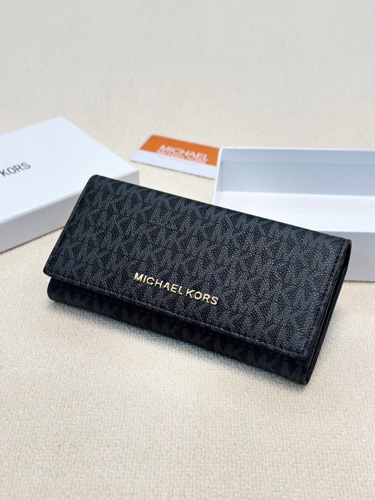 P95🎀🎀颜色 黑 咖🎀尺寸 19x10🎀MK✨优质牛皮🐂手感一流👏时尚设计💋潮版百搭,简约大方,经典永不过时💍长款钱包