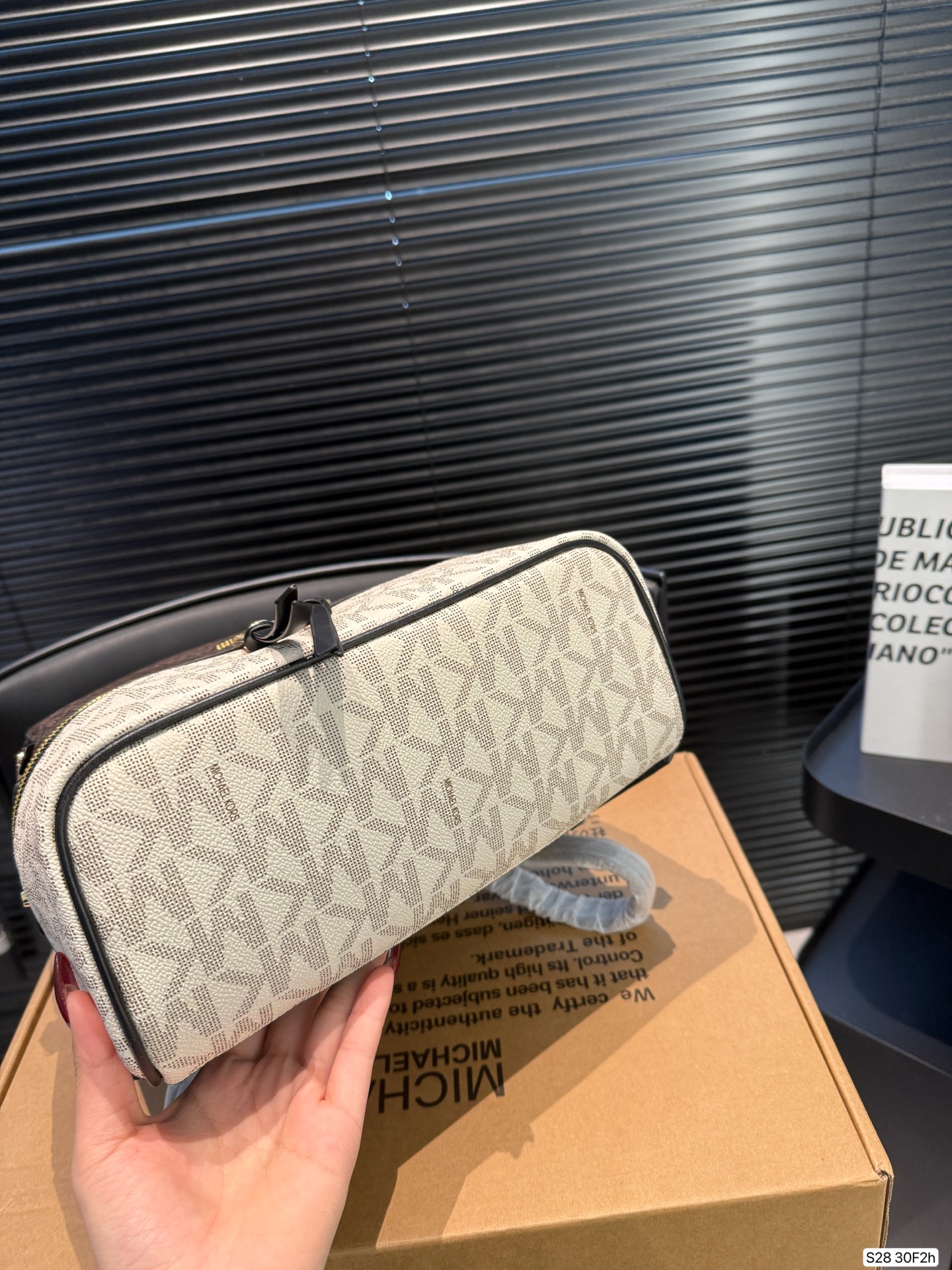 P190 配盒子MK双肩包... 夏天、冬天都能背上它！ 是不是性价比超级高？ 我们需要脱掉高跟鞋 换上运动鞋和双肩包， 给自己一日的轻盈。 尺寸25 31 货号30F2 ​