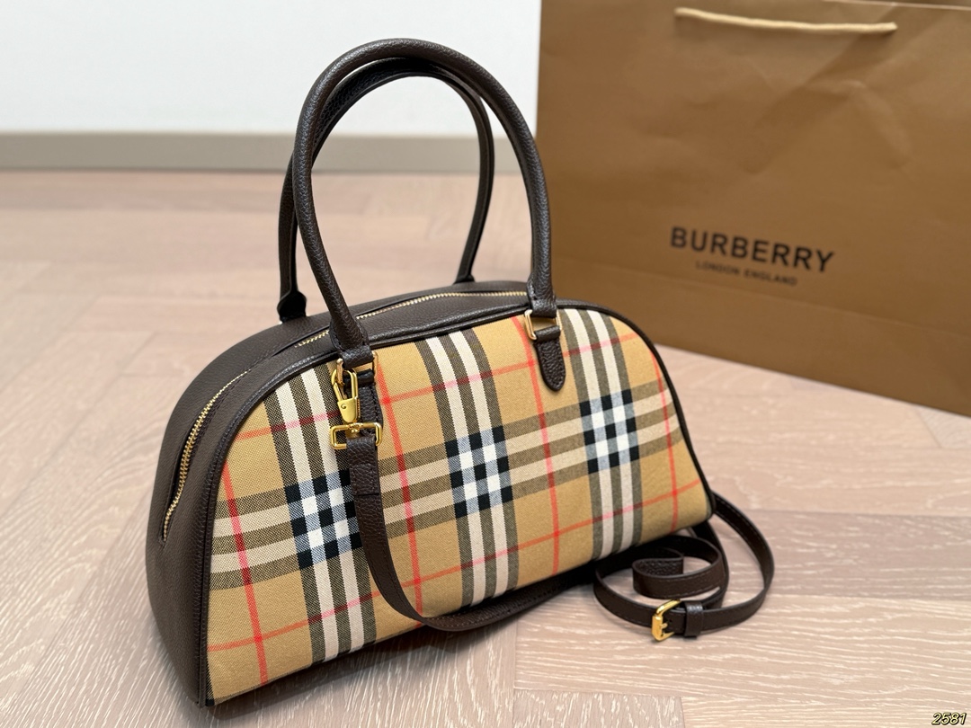 &yen;150 巴宝莉Burberry 保龄球包手提包 时髦典雅直接封神 值得入手 尺寸33 17