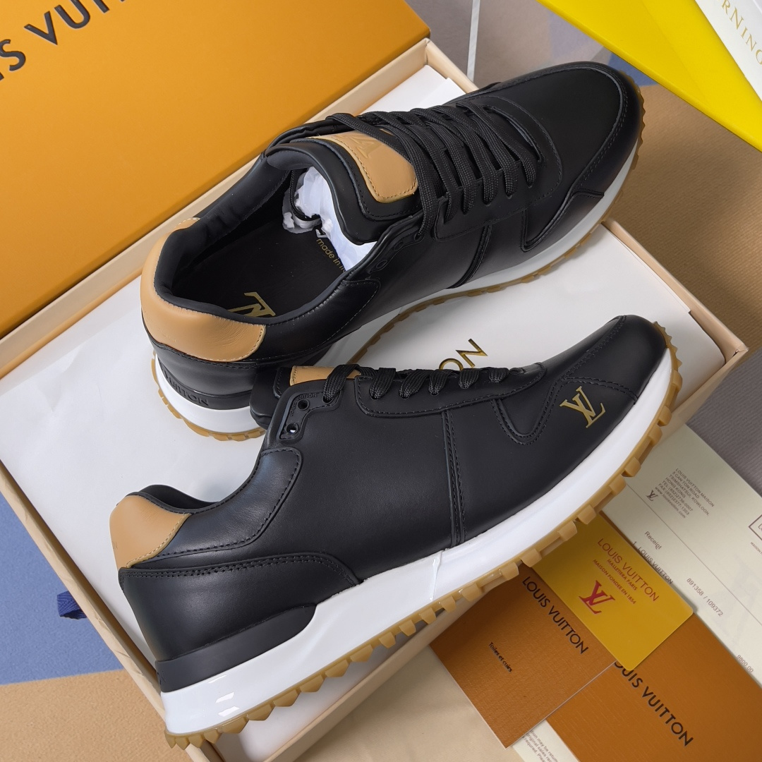 顶级版本:男款390💰 LV 路易威登 驴牌L家 经典Run Away系列 休闲 运动鞋 老爹鞋 原版购入开发 做货 本款 Run Away 运动鞋融汇品牌经典 Monogram 压纹粒面牛皮革和 Epi 牛皮革,以坡跟橡胶外底诠释跑鞋灵感。LV 字母和路易威登巴黎标识分别点缀鞋舌和后部 配送专柜精美包装🛍📦 ▪️ 面料:原版定制进口头层牛皮 ▪️ 内里:原版定制羊皮+透气网里 ▪️ 鞋底:原版开模防滑TPU材质 ▪️ 底厚:4CM ▪️ Size: 男款39-46