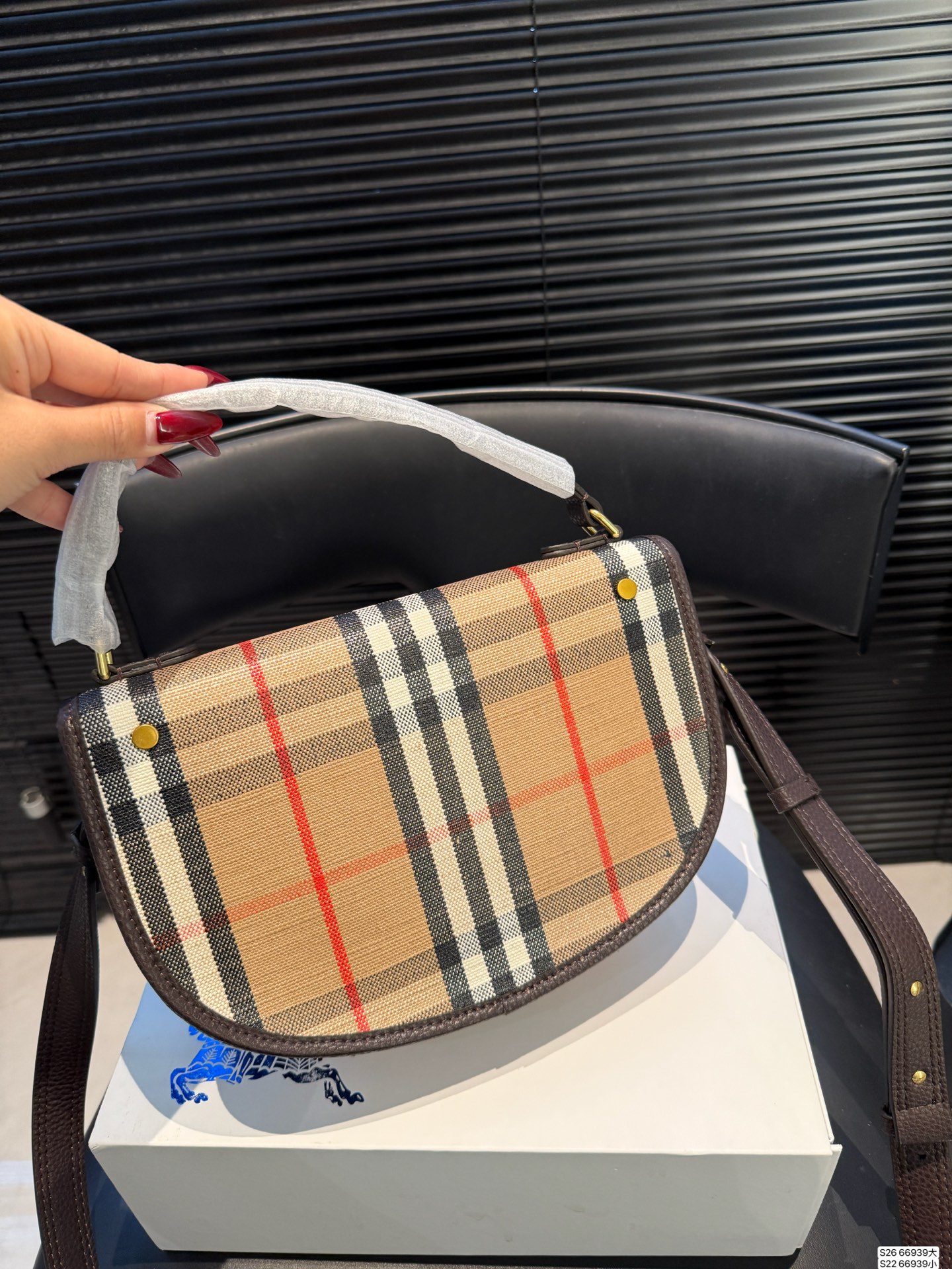大号P180 小号P160 配折叠盒 当经典格纹，邂逅浓郁秋色 高级感秋日公式，Burberry就够了 尺寸大号24 17 小号19.5 12 货号66939