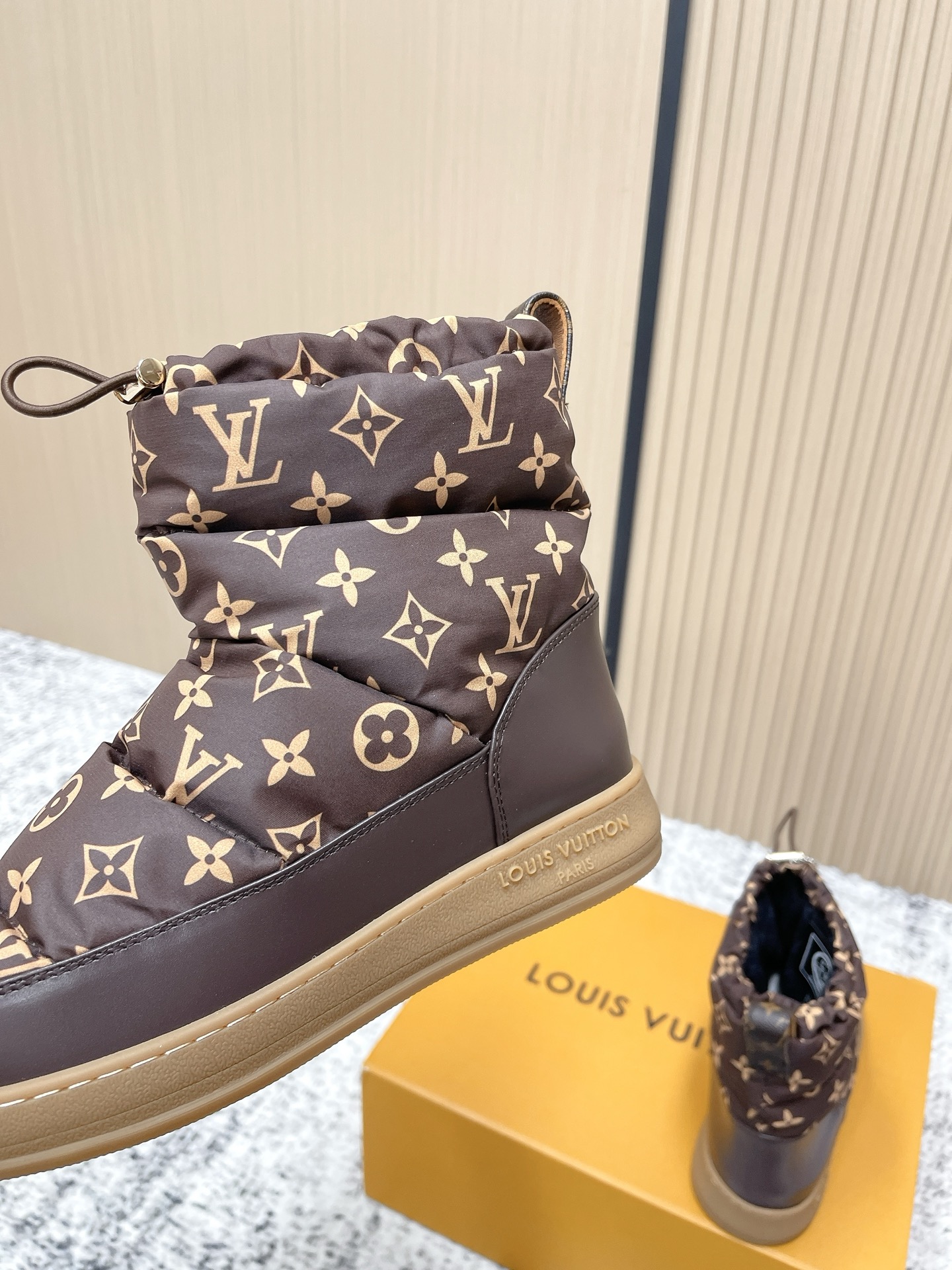 顶级版本：💰320 LV 路易威登 L家 驴牌 老花 厚底 羽绒 雪地靴 本款 LV Cloud 系带高帮运动鞋以舒适羊毛皮及经典 Monogram 帆布构筑舒暖瞩目构型，为 LV Ski 系列再添潮流一员，可在雪道运动与城市街头间无缝切换。交叉鞋带点缀亮泽孔眼，橡胶外底抒写路易威登标识 ▪️ 面料：原版定制进口防水布 ▪️ 内里：原版进口保暖BK布里 ▪️ 鞋底：原版开模防滑橡胶大底 ▪️ 底厚：3CM ▪️ Size: 35-39（40定做）