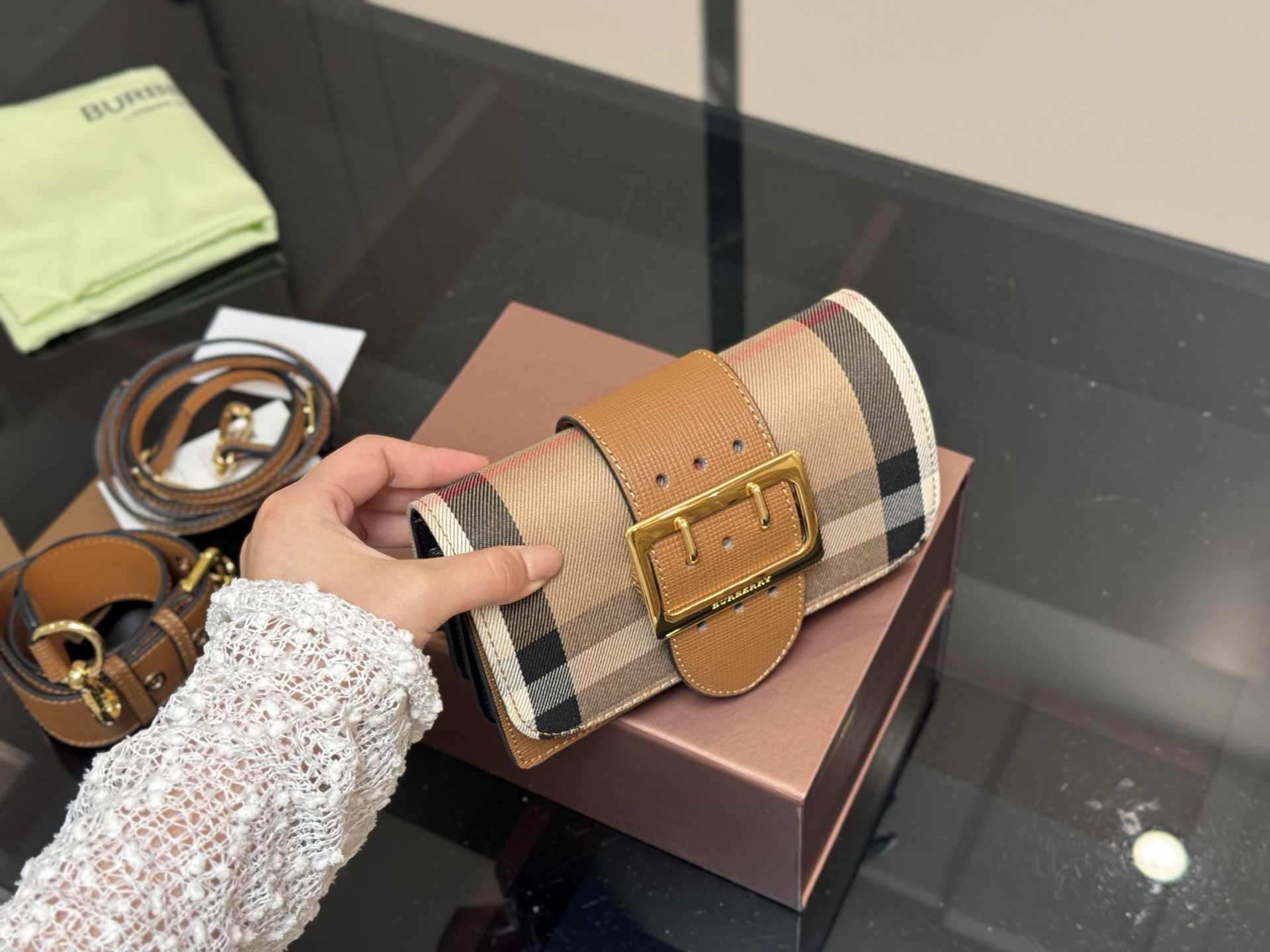 &yen;170 配盒 尺寸：19.5*10*8cm 💜BURBERRY💯 巴宝莉 原单货 搭配双肩带 ⚠️一宽一细 臻选考究的马勒牛皮配原厂帆布精制而成 超级讲究哦！！！