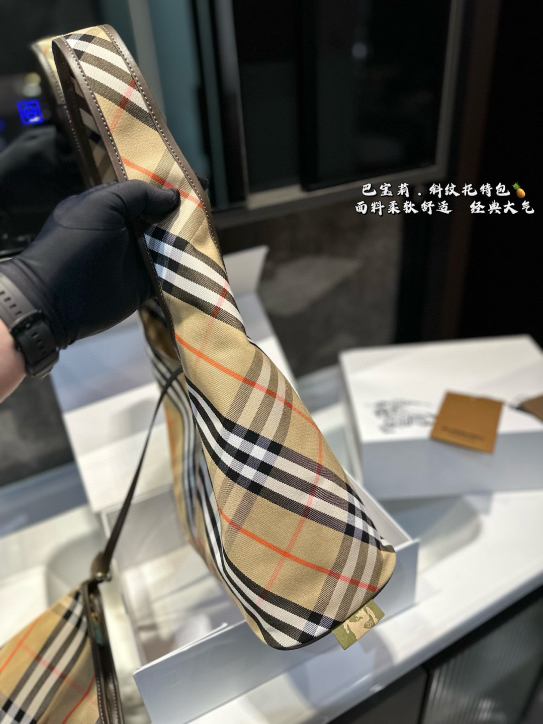 ❤️p180(礼盒包装)❤️ 巴宝莉Burberry 的托特包已经 Next level了! 包包自带按扣安全感满满 附赠同色系小手包 满足多种使用方法 斜式格纹的设计简约而不简单 让人超想拥有! 尺寸27.22