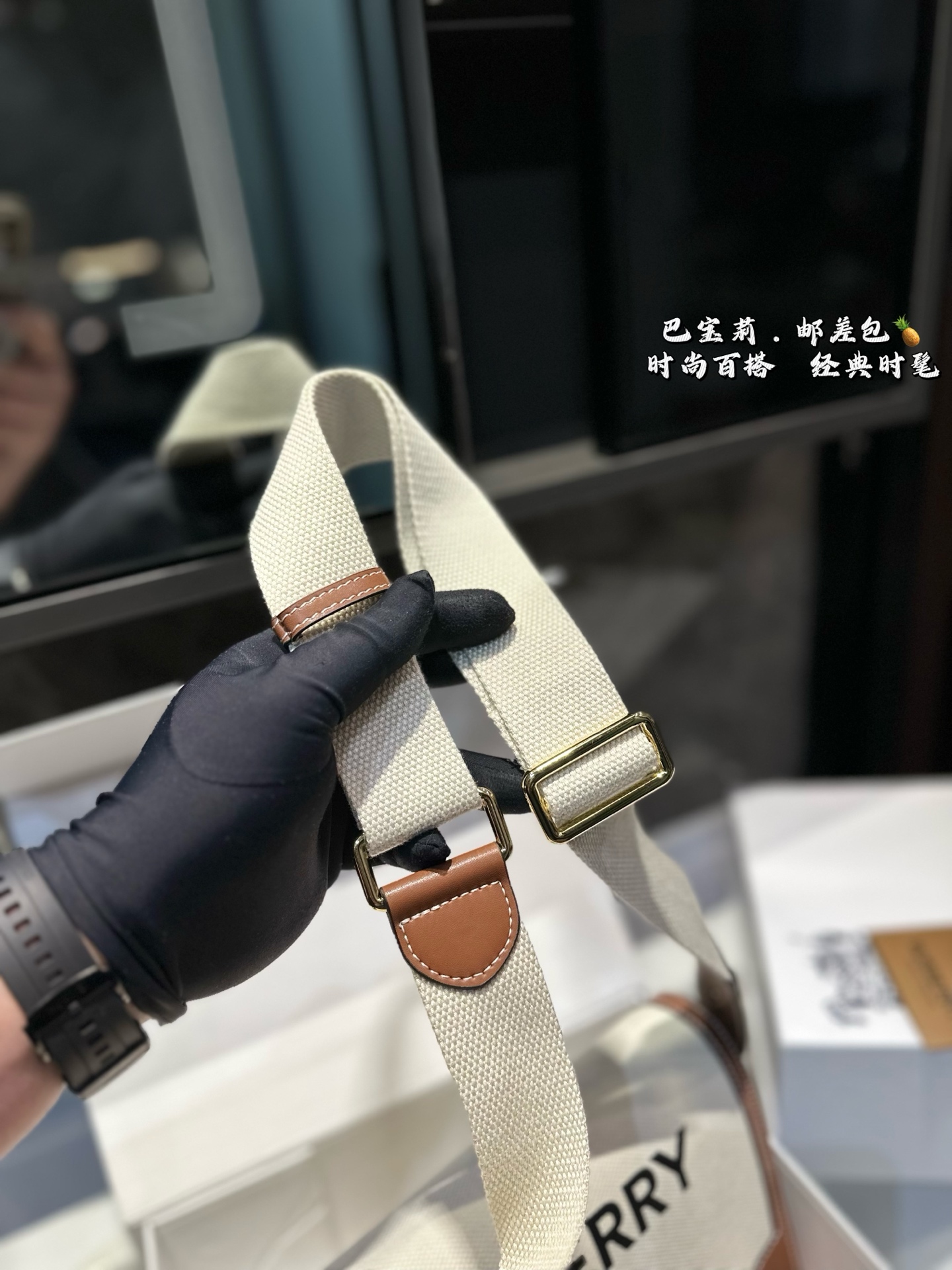 ❤️p155(礼盒包装)❤️ 巴宝莉BURBERRY 邮差包巴宝莉专柜最新款单肩斜挎包,实用耐久的面料 采特殊材质搭配牛皮🐂四季必备 单肩斜挎背两用款 尺寸 25.18