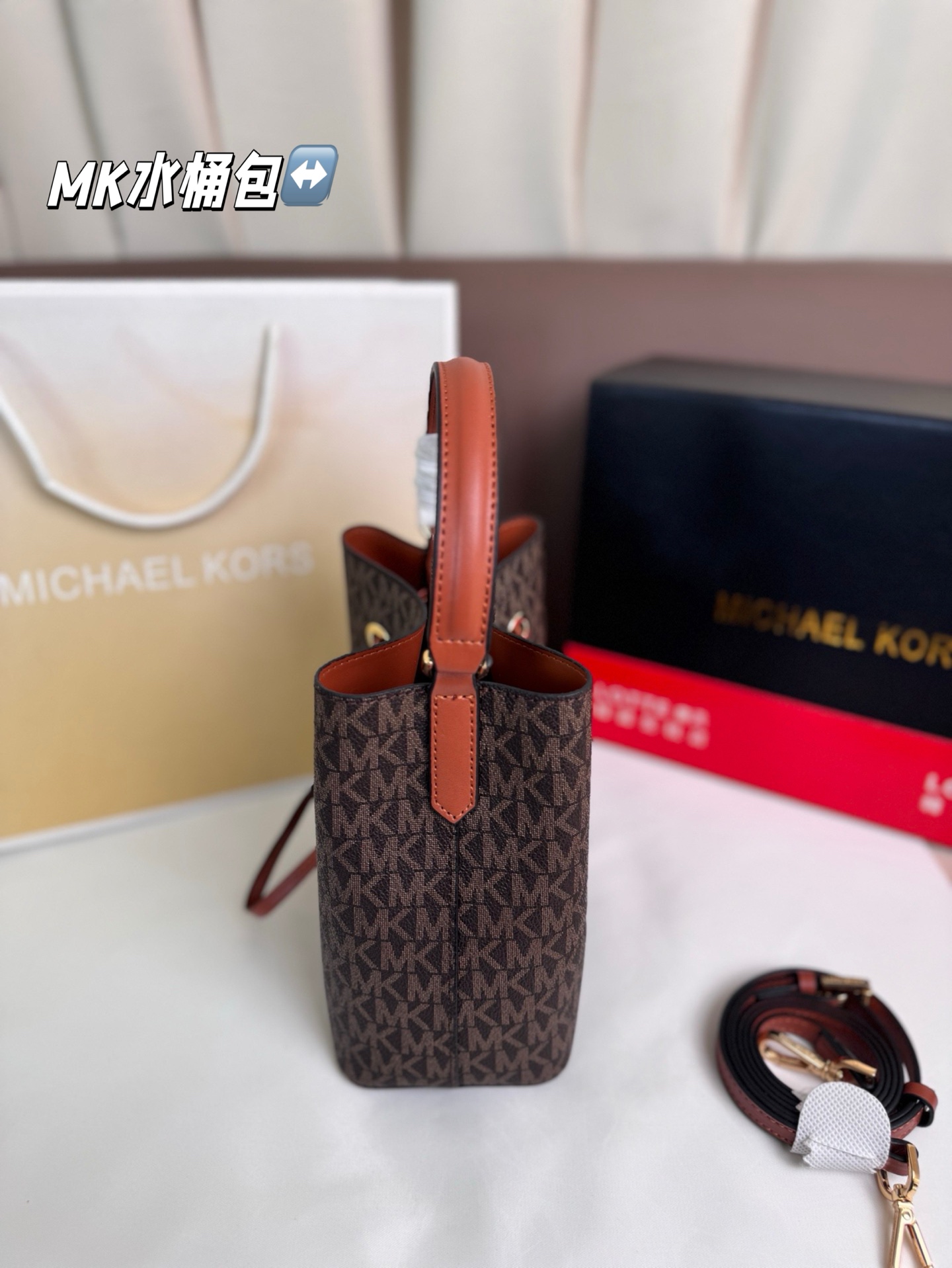 P135 配折叠盒子 mk水桶 时尚炸街 商务稳重 通通拿捏。一年四季都能打Mercer系列一直注重通勤实用！尺寸 17*19