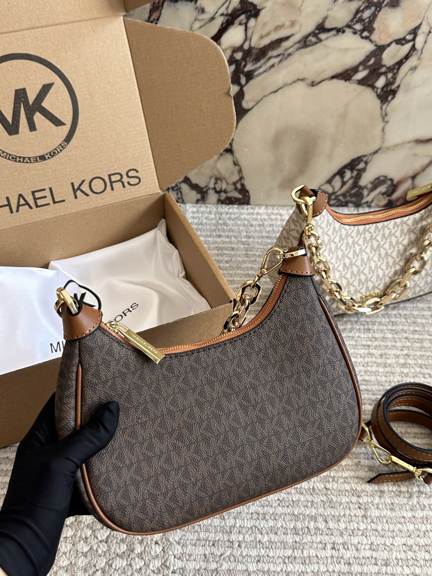 p160 MK秋冬惊艳爆款[庆祝][庆祝] cora经典老花腋下包，附带一条长肩带不仅可以腋下还可以斜挎，小巧精致，百搭通勤，精致女孩秋冬必备款～23cm 飞机盒包装