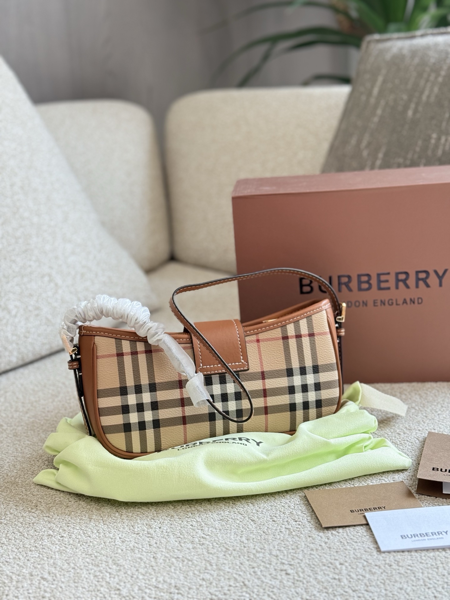 p155 你的夏日必备包款|BURBERRY 采用BURBERRY品牌典藏格纹,将复古的英伦风展现得淋漓尽致,不同的包型可以打造不同的风格体验感25cm