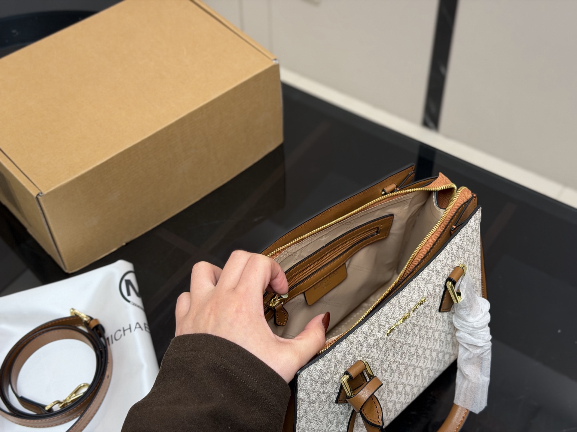 &yen;170 配盒 size：26*20cm mk 新品 你会发现它越看越好看！ 实用型 容量大