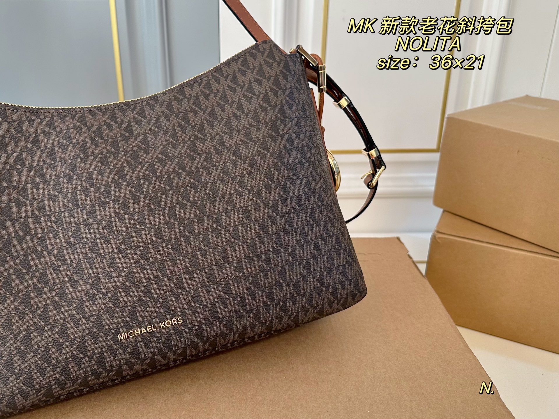 P170（配盒） size:36&times;21 MK老花新款NOLITA斜挎包🔥 简约大方，超多颜色🉑️选 肩带可调节，解锁多种背法 高级有质感，轻便实用！ 时尚与休闲无缝衔接‼️